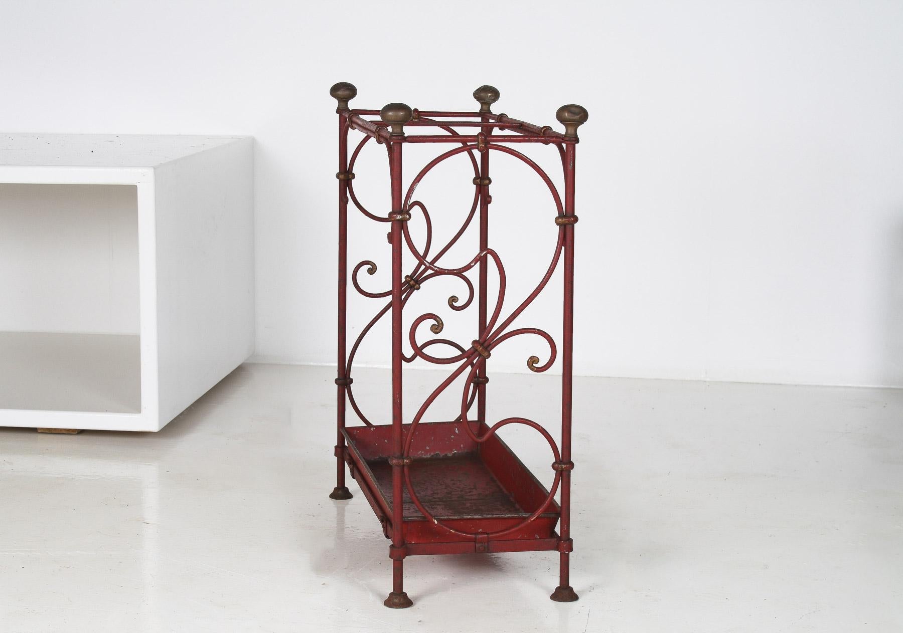 Paragüero Decorativo Francés Parisino Chic de Hierro Forjado Pintado de Rojo siglo XX en venta
