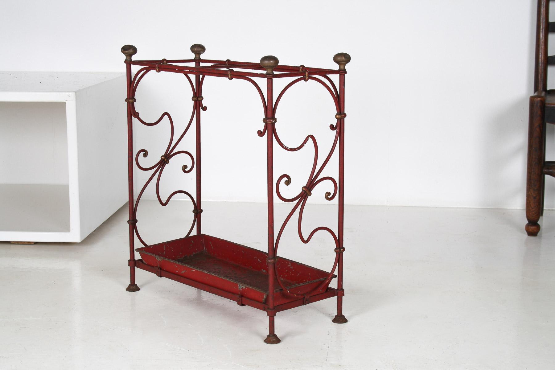 Paragüero Decorativo Francés Parisino Chic de Hierro Forjado Pintado de Rojo Latón en venta