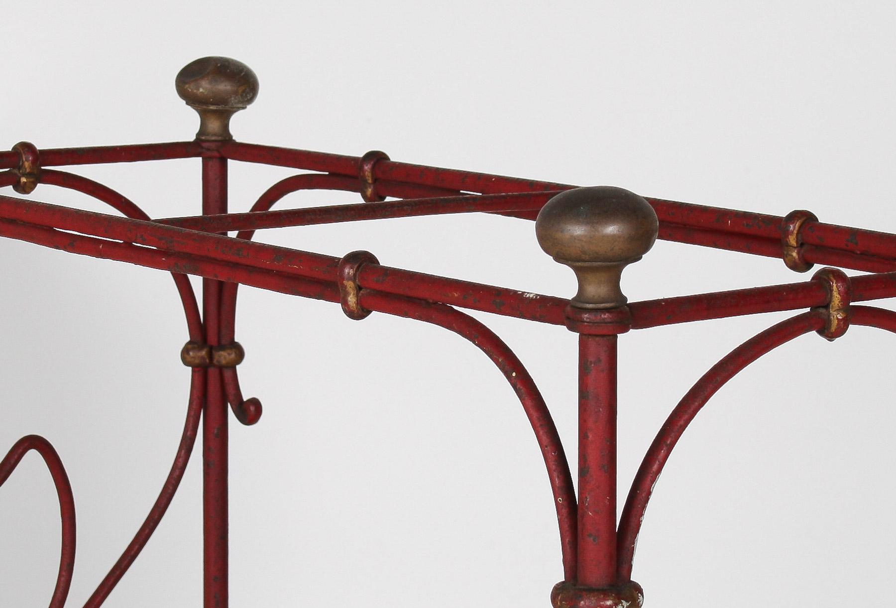 Paragüero Decorativo Francés Parisino Chic de Hierro Forjado Pintado de Rojo en venta 2