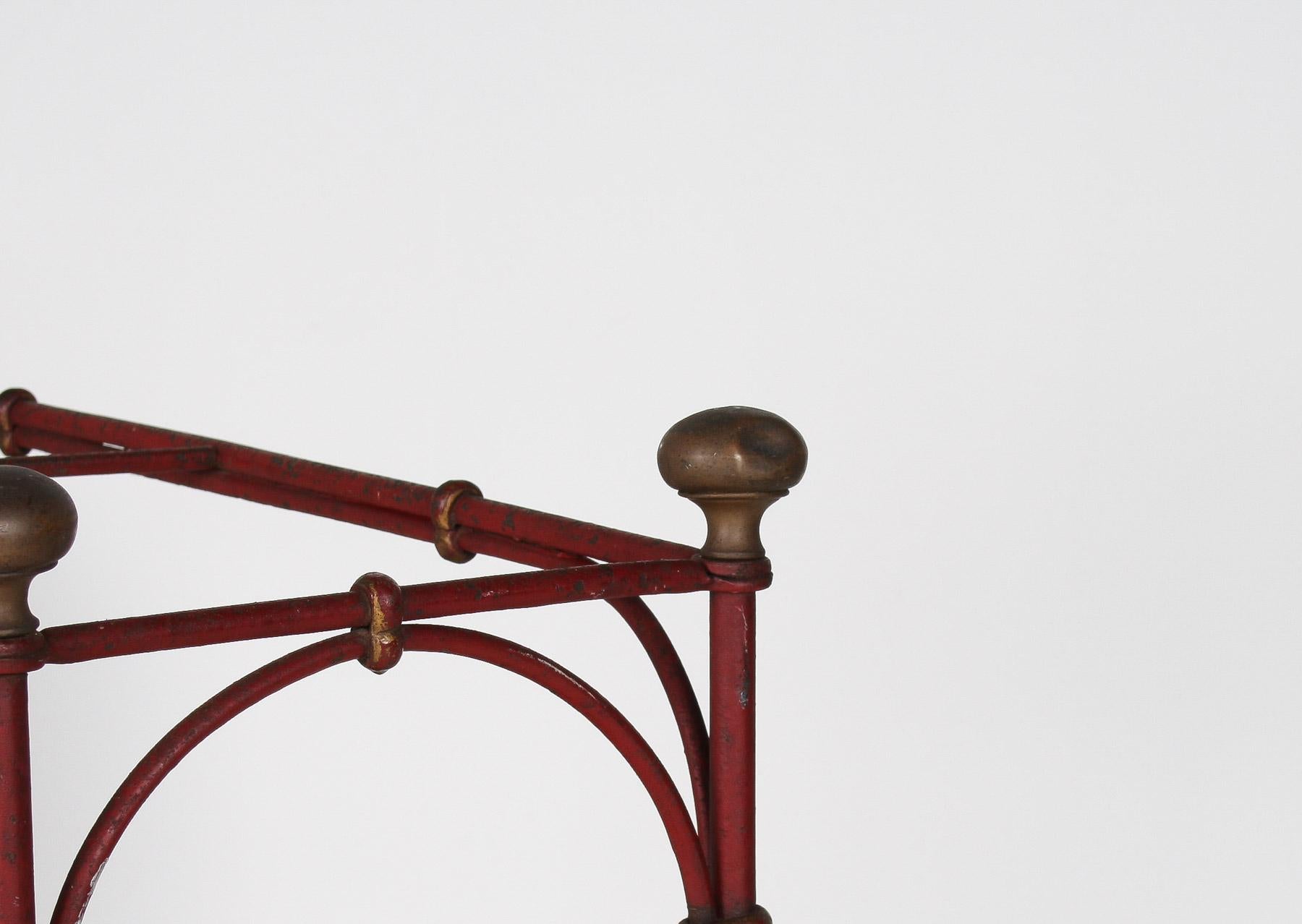 Paragüero Decorativo Francés Parisino Chic de Hierro Forjado Pintado de Rojo en venta 3