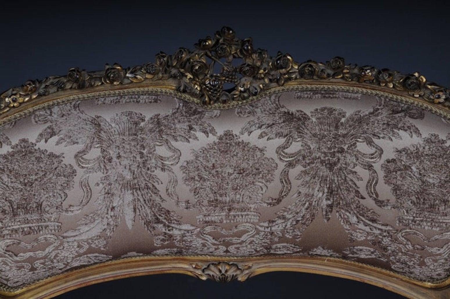 Legno di faggio massiccio, intagliato e incastonato in oro. Schienale semicircolare ascendente con coronamento in rocaille traforata. Cornice adeguatamente curvata con fogliame intagliato riccamente decorato. Telaio leggermente curvo su gambe