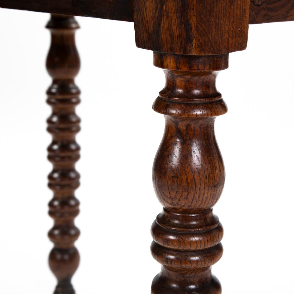 Table décorative française, bureau en Oak Wood avec pieds tournés, française du 19ème siècle en vente 4