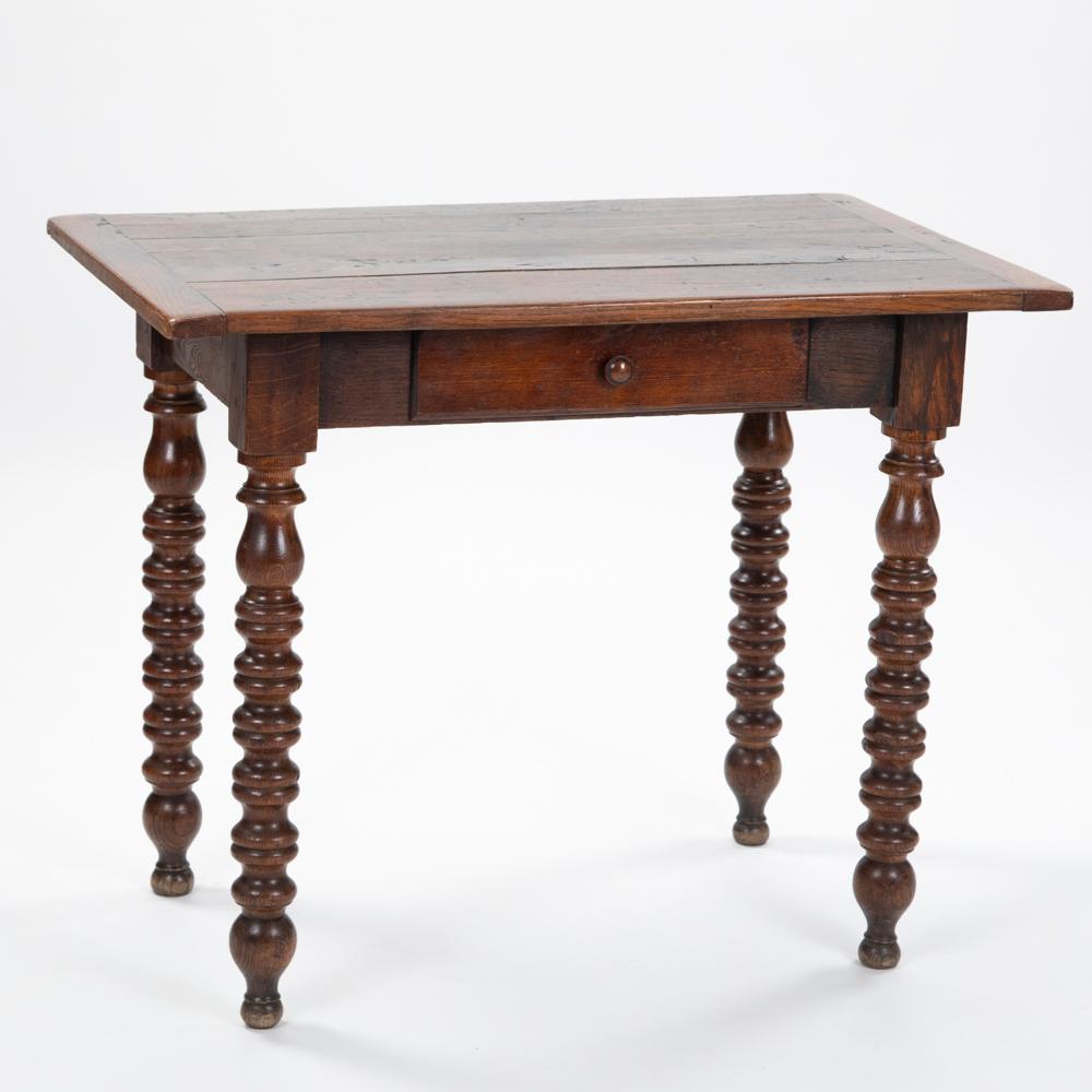 The table impresses with its honest and natural appearance with a winning look. 
The oak is waxed and already has a beautiful deep, aged color.
The turned legs with the baluster at the top and bottom give the linear table a certain suppleness. 
The