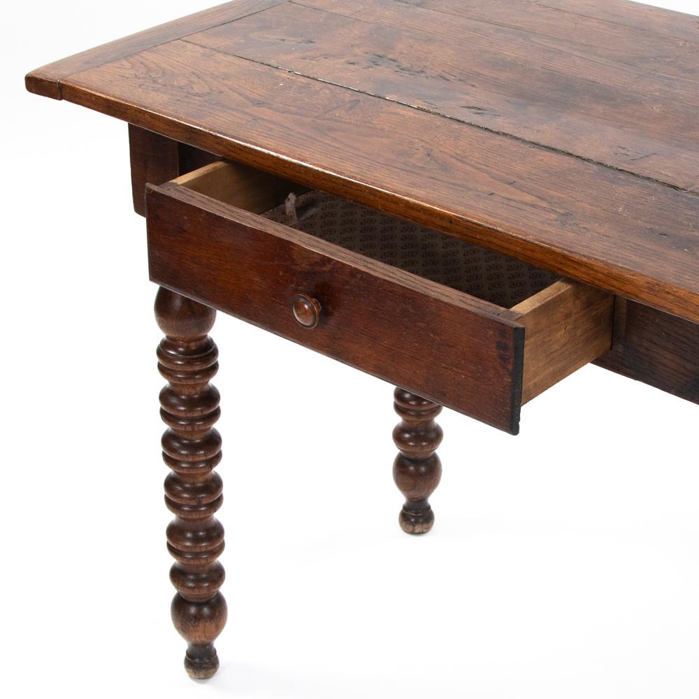 Table décorative française, bureau en Oak Wood avec pieds tournés, française du 19ème siècle en vente 2