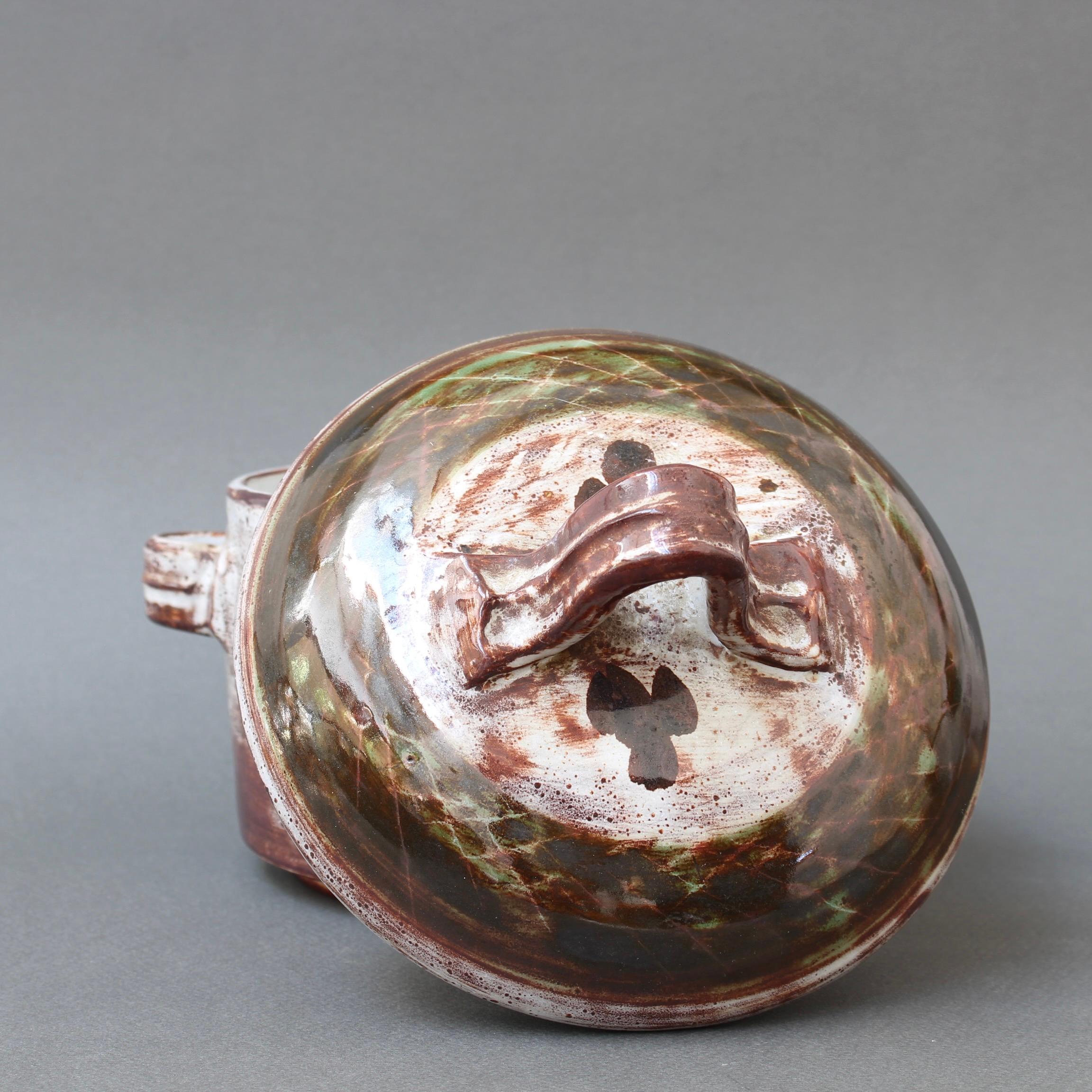 Peint à la main Pot décoratif français en céramique vintage avec couvercle par Michel Barbier, 
