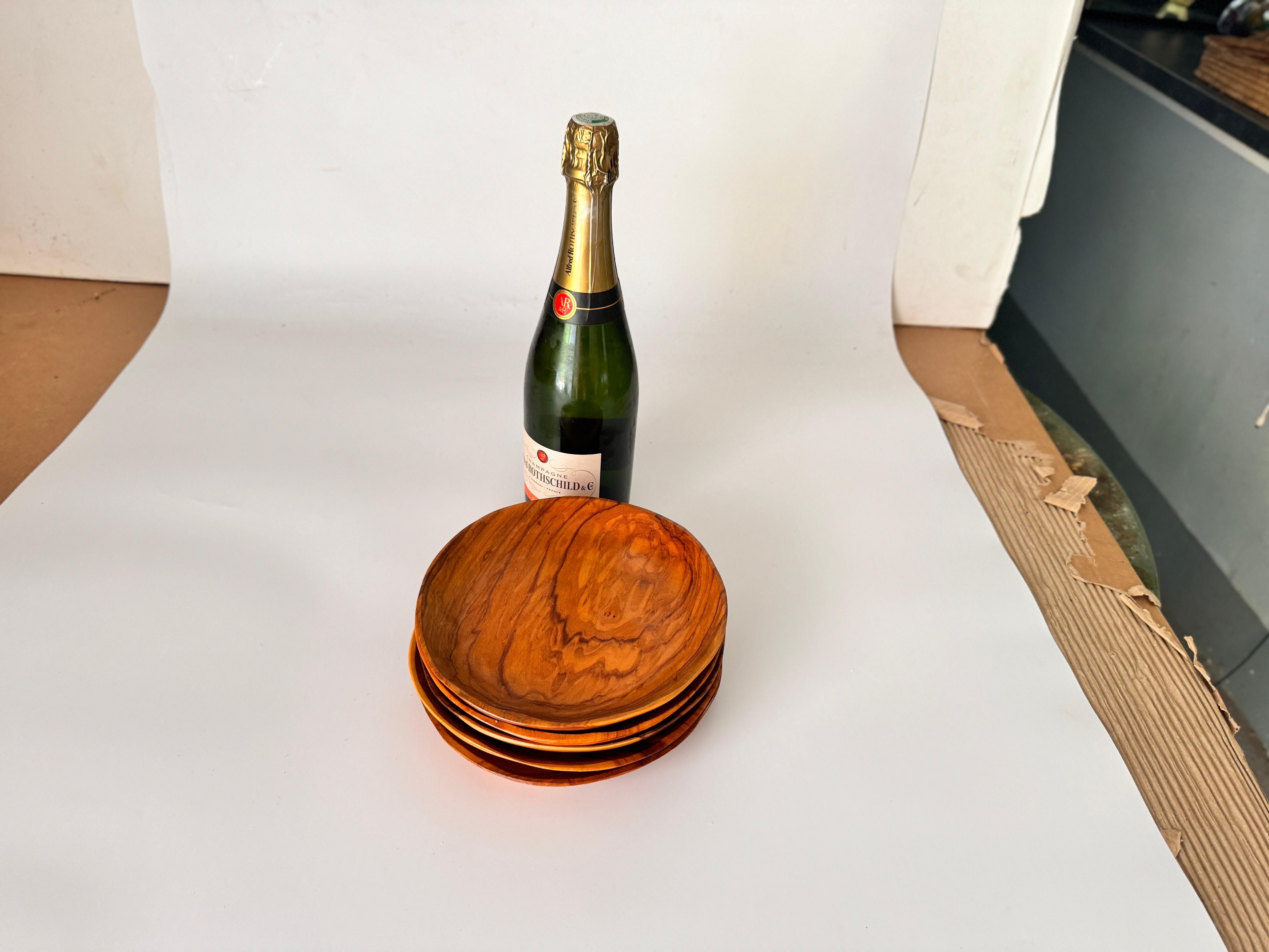 Mid-Century moderno Piatti decorativi francesi in legno con patina antica, circa 1960, set di 5 in vendita