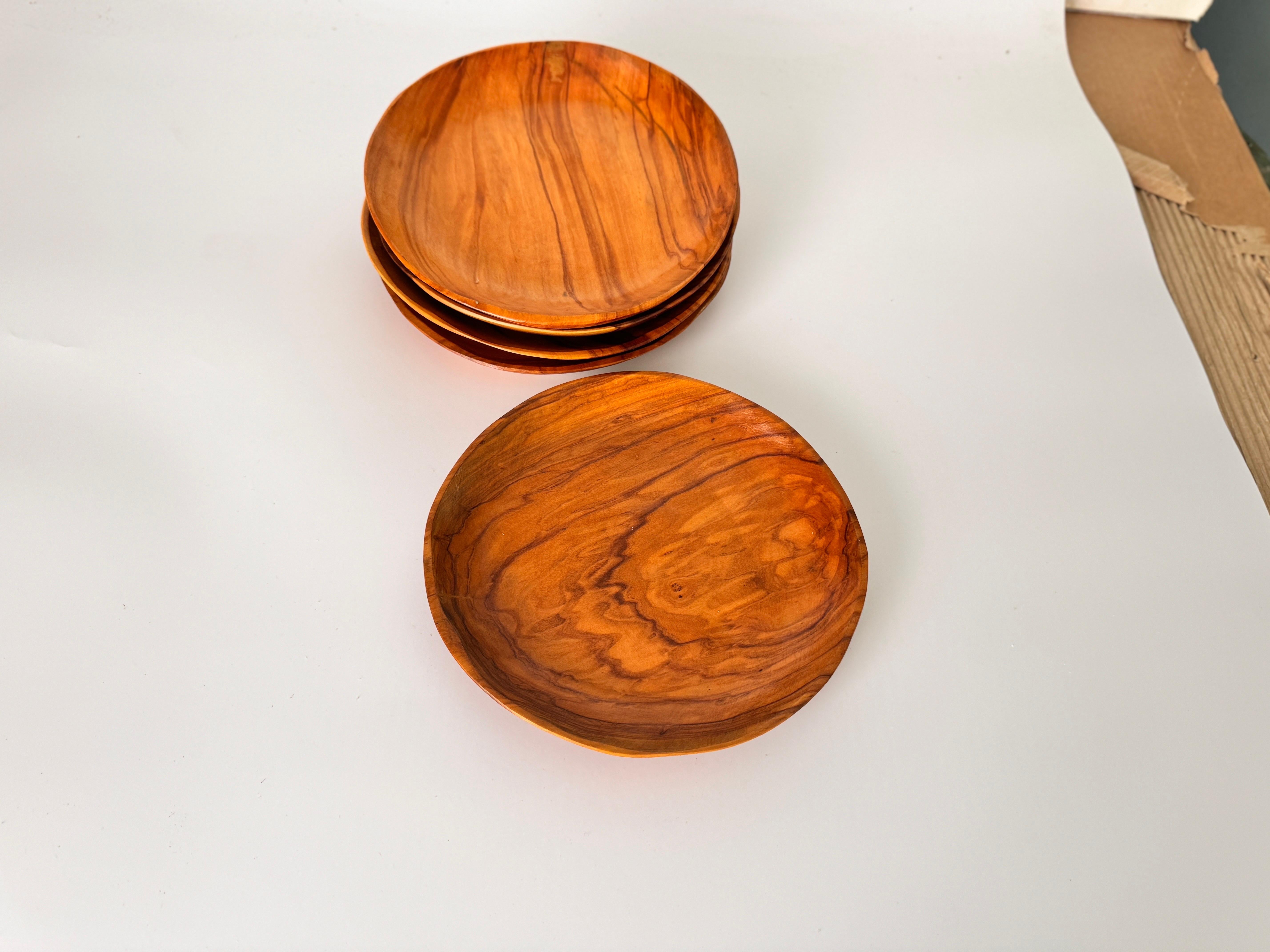 Piatti decorativi francesi in legno con patina antica, circa 1960, set di 5 In condizioni buone in vendita a Auribeau sur Siagne, FR
