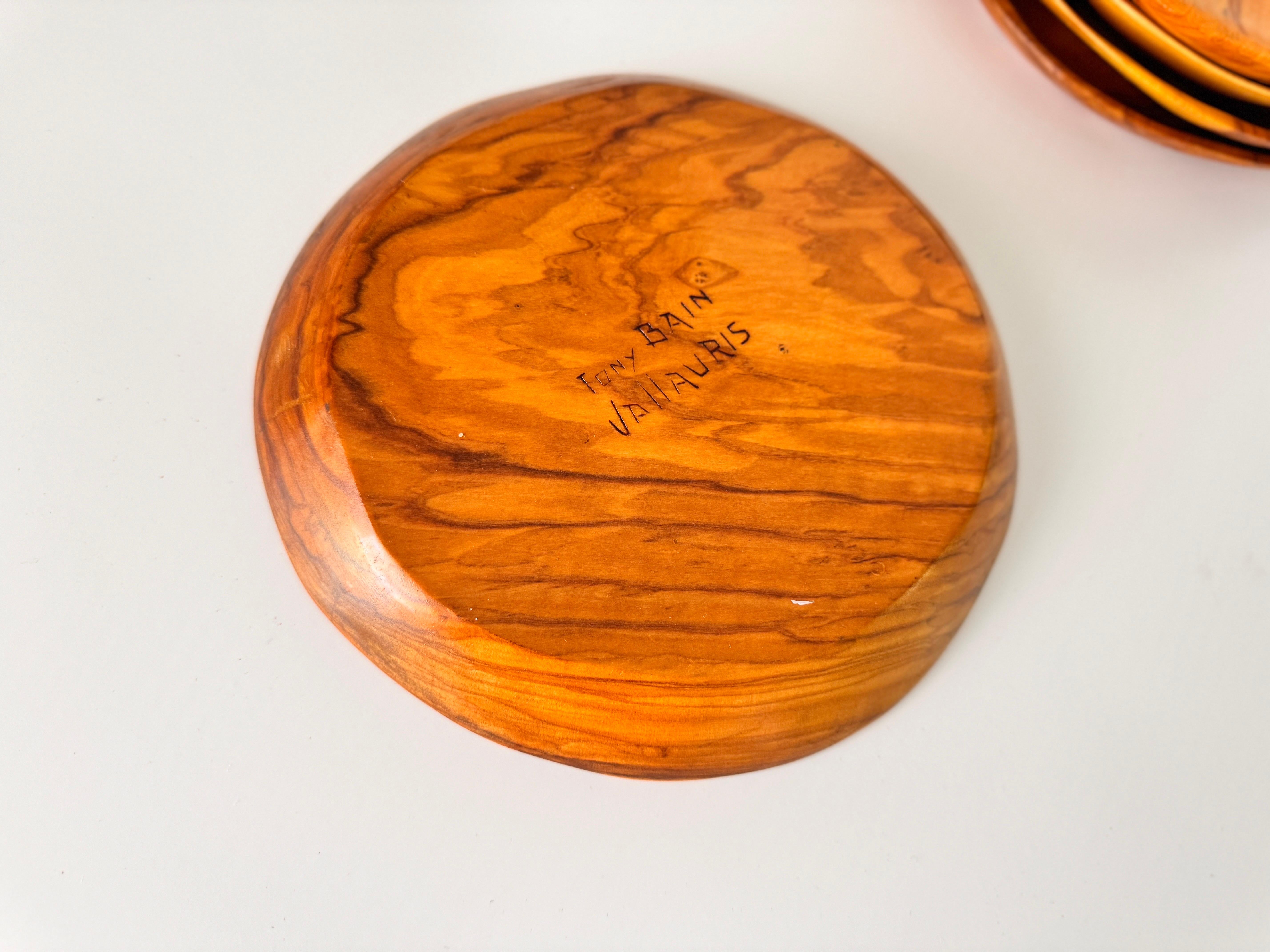 Metà XX secolo Piatti decorativi francesi in legno con patina antica, circa 1960, set di 5 in vendita