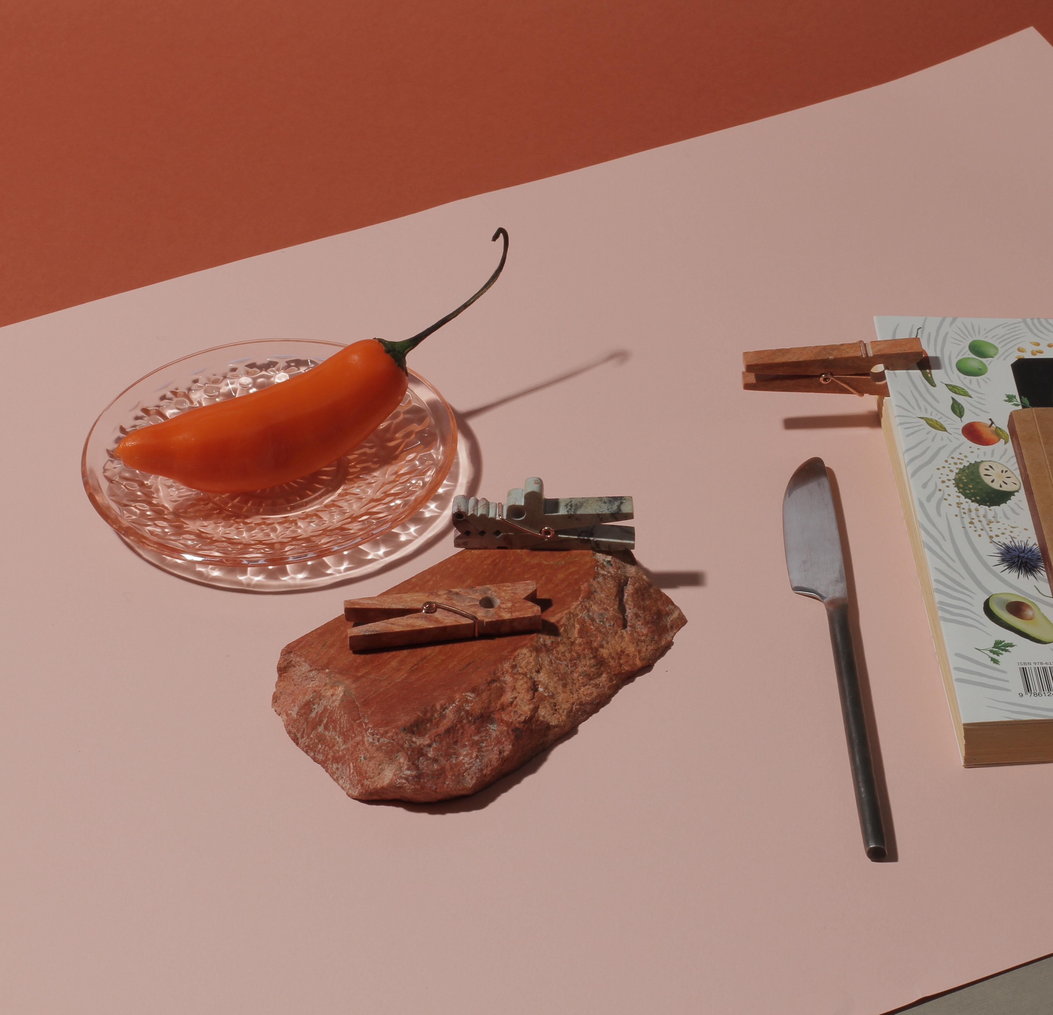 Ajoutez une touche de couleur avec la pince à linge en jaspe orange - fabriquée à partir de véritables pierres semi-précieuses, c'est un charmant objet de décoration d'appoint qui constitue également un petit cadeau amusant et attentionné.

D.A.R.