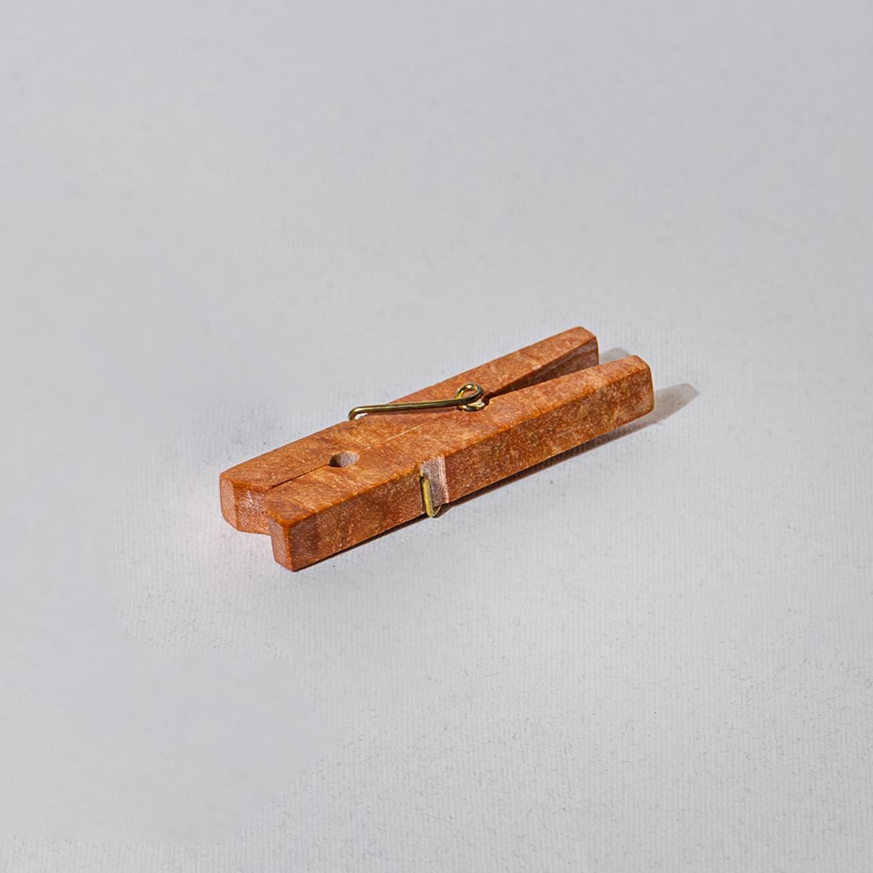 Clip per il bucato in pietra naturale e colorata, realizzate con pietre preziose delle Ande. Un accento decorativo giocoso per il tuo spazio in uno dei nostri colori del Perù.

D. A. R. Proyectos scolpisce la colorata gamma di pietre andine nella