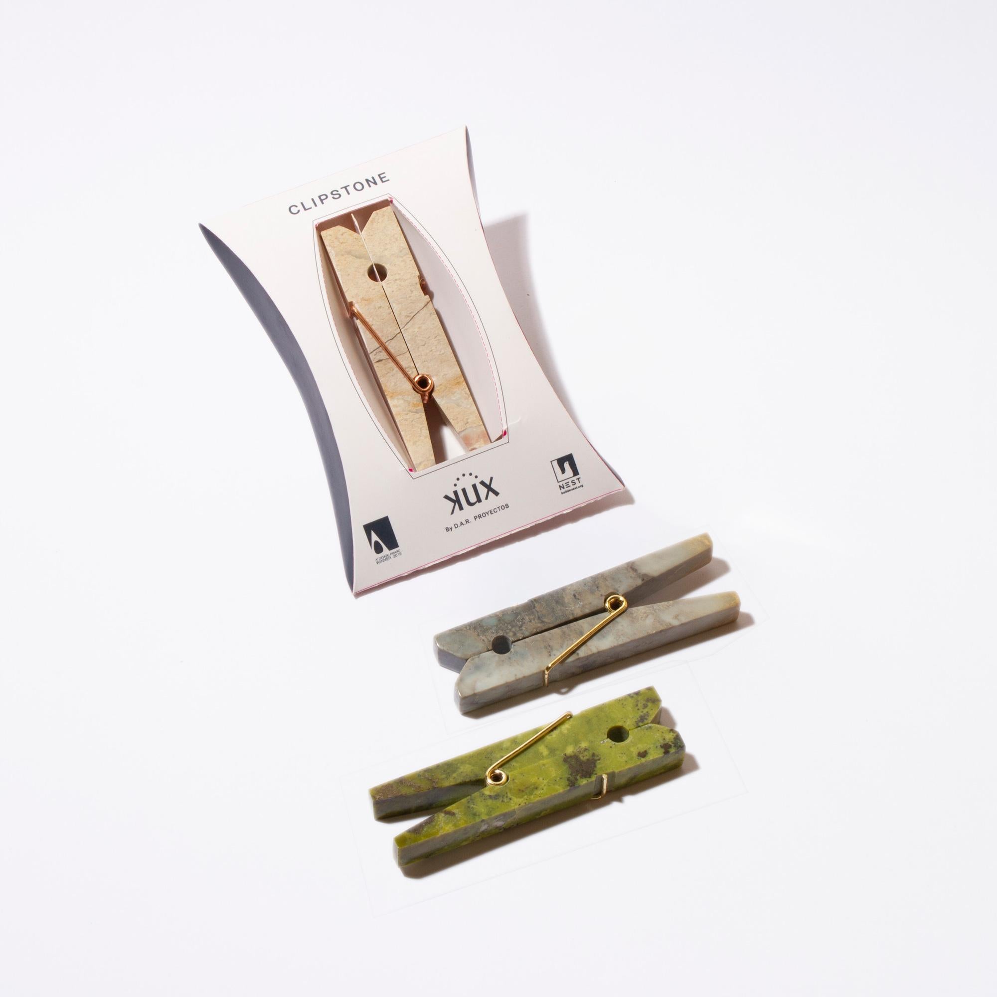 Verleihen Sie Ihrer Einrichtung einen Hauch von Luxus mit dem Gemstone Laundry Clip. Ein multifunktionaler Akzent, der sowohl als praktisches Werkzeug als auch als stilvolles Geschenk glänzt.

D.A.R. Proyectos meißelt den leuchtend grünen