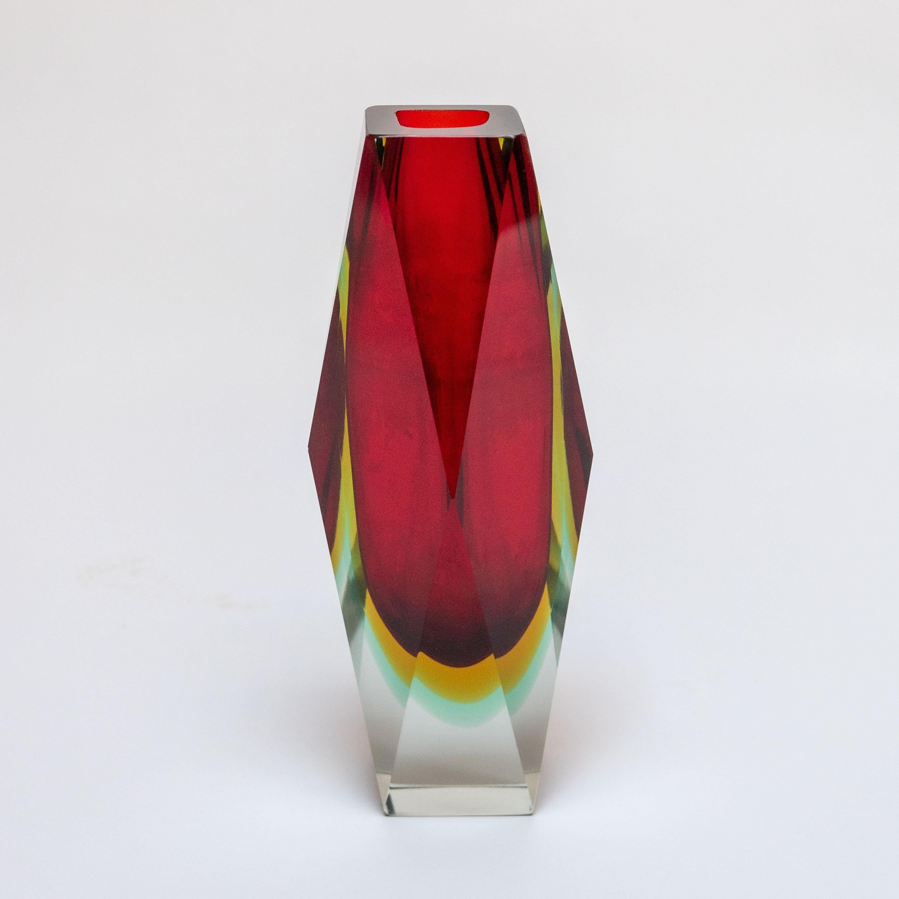 Flavio Poli, der allgemein als einer der produktivsten und fähigsten Designer von Vasen und Objekten aus Murano-Glas gilt, hat sich mit einigen der einflussreichsten und erfahrensten Glasproduzenten Muranos zusammengetan, um zeitlose Designstücke zu