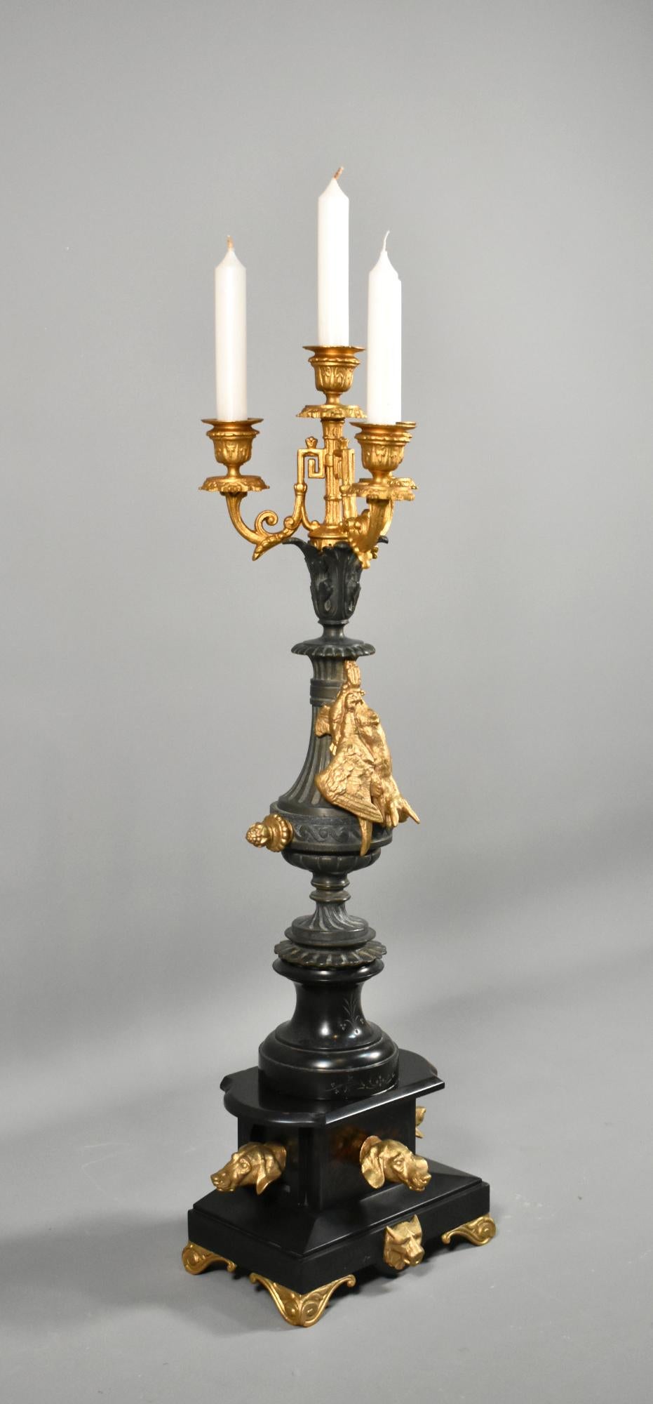 Candelabro decorativo dorato e in ardesia Napoleone III 

Questo insolito candelabro è emblematico della caccia con le sue teste di animali sulla base e gli uccelli e la lepre sul gambo centrale. Sono tutti in metallo dorato. 

Sulla sommità sono
