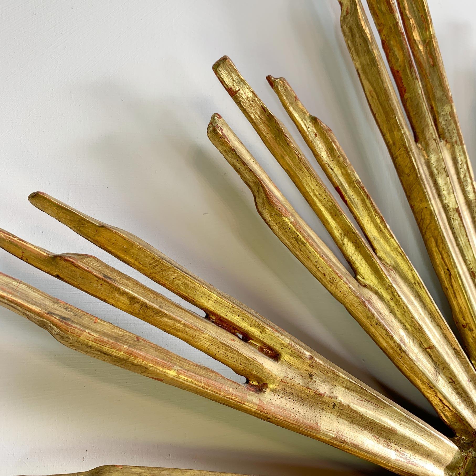 Italiano Bagliori decorativi in legno dorato di una chiesa all'inizio del XX secolo in vendita