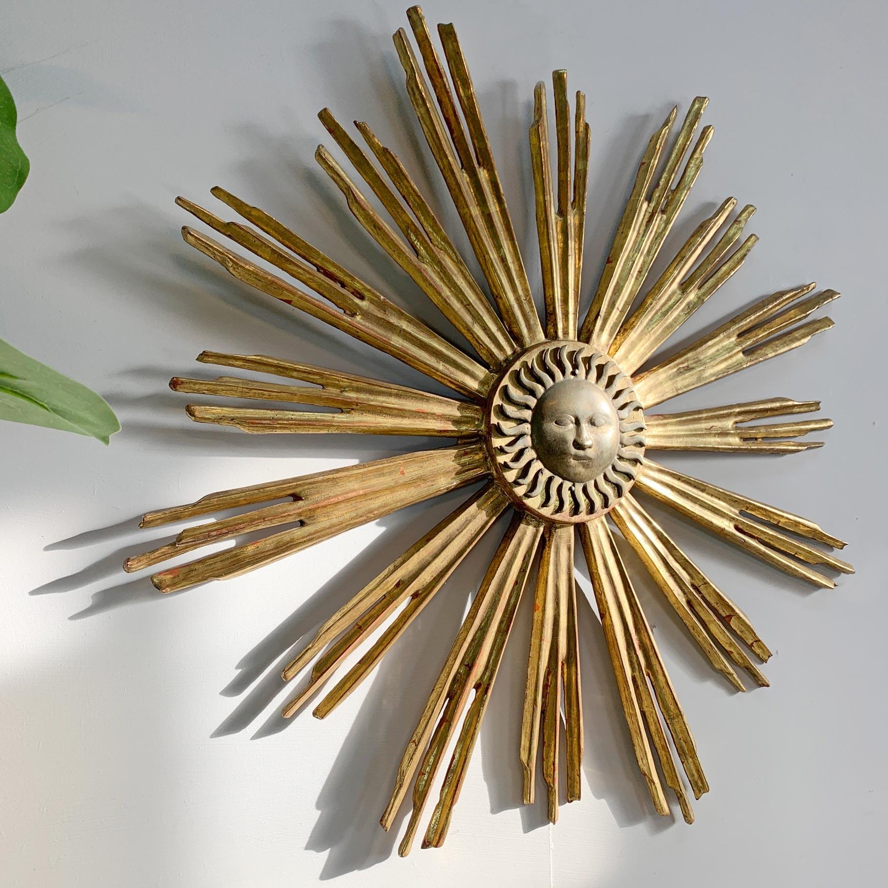 Inizio XX secolo Bagliori decorativi in legno dorato di una chiesa all'inizio del XX secolo in vendita