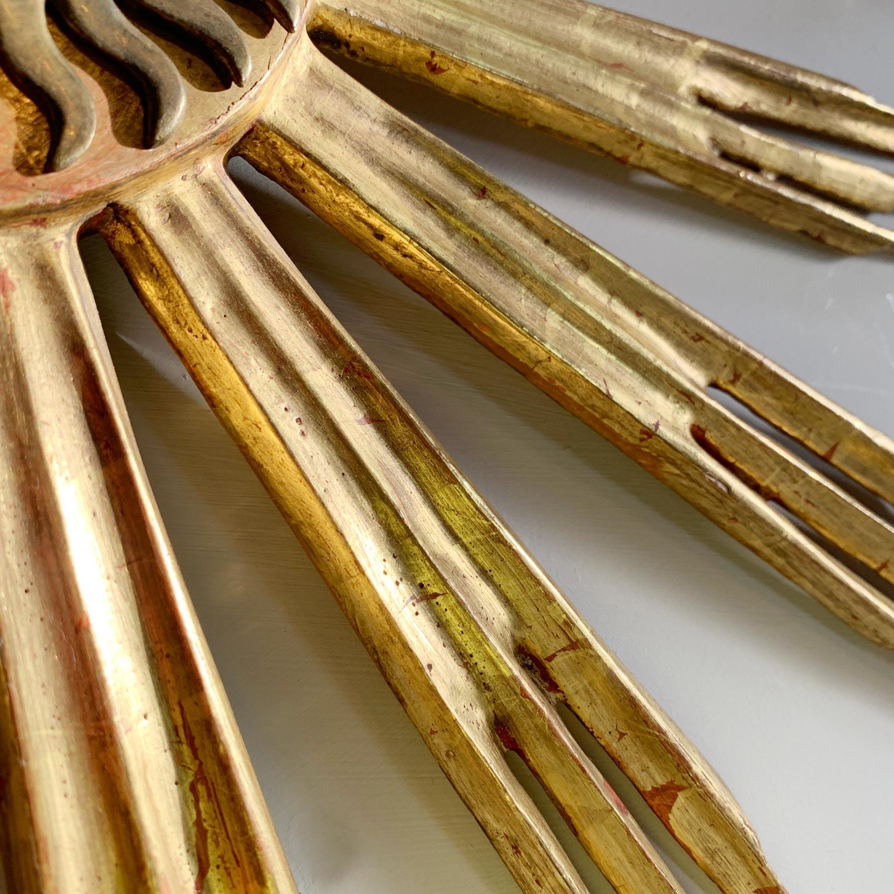 Ottone Bagliori decorativi in legno dorato di una chiesa all'inizio del XX secolo in vendita