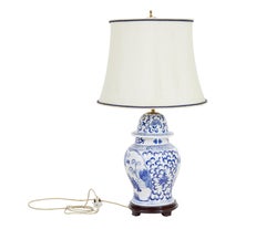 Decorative ginger jar table lamp