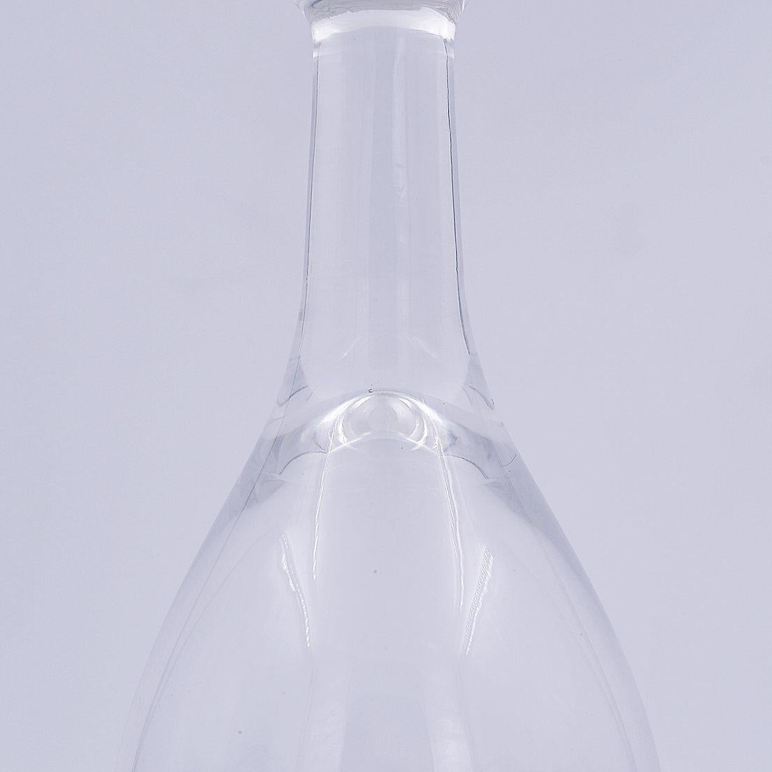 Bouteille décorative en verre - Thomas - Allemagne
Bouteille en verre - décoration - clarté
Mesures : Ø9.5cm H:32cm 
MATERIAL : Verre - Bouchon de liège
Usure conforme à l'âge et à l'utilisation.