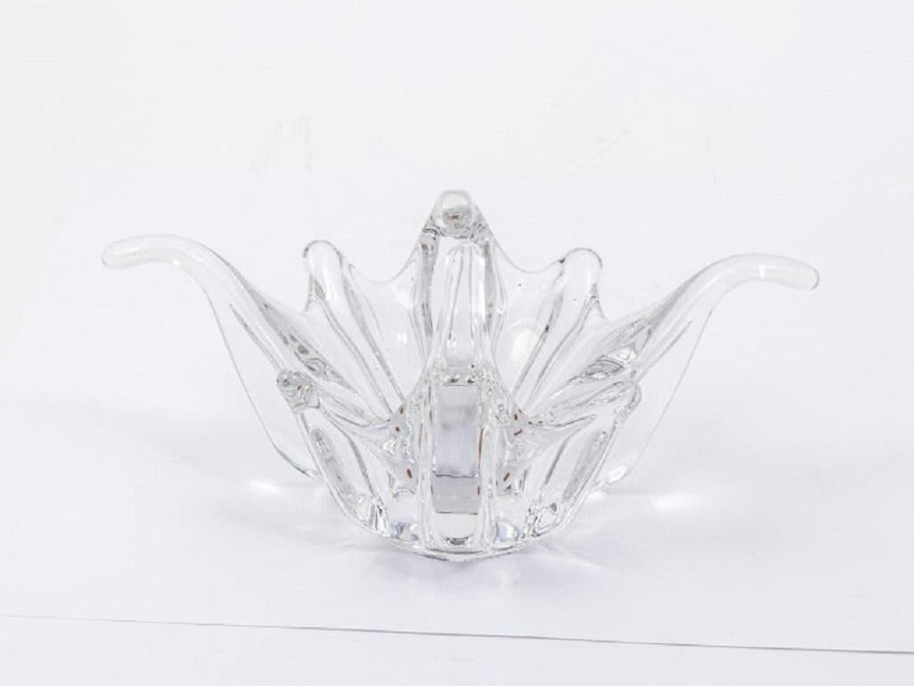Diese moderne Taschentuch-Glasschale ist ein atemberaubendes Stück Glas, das Eleganz und Raffinesse verkörpert. Das kristallklare Glas reflektiert das Licht wunderschön und erzeugt ein faszinierendes Farbenspiel. Das sechszackige dekorative Design