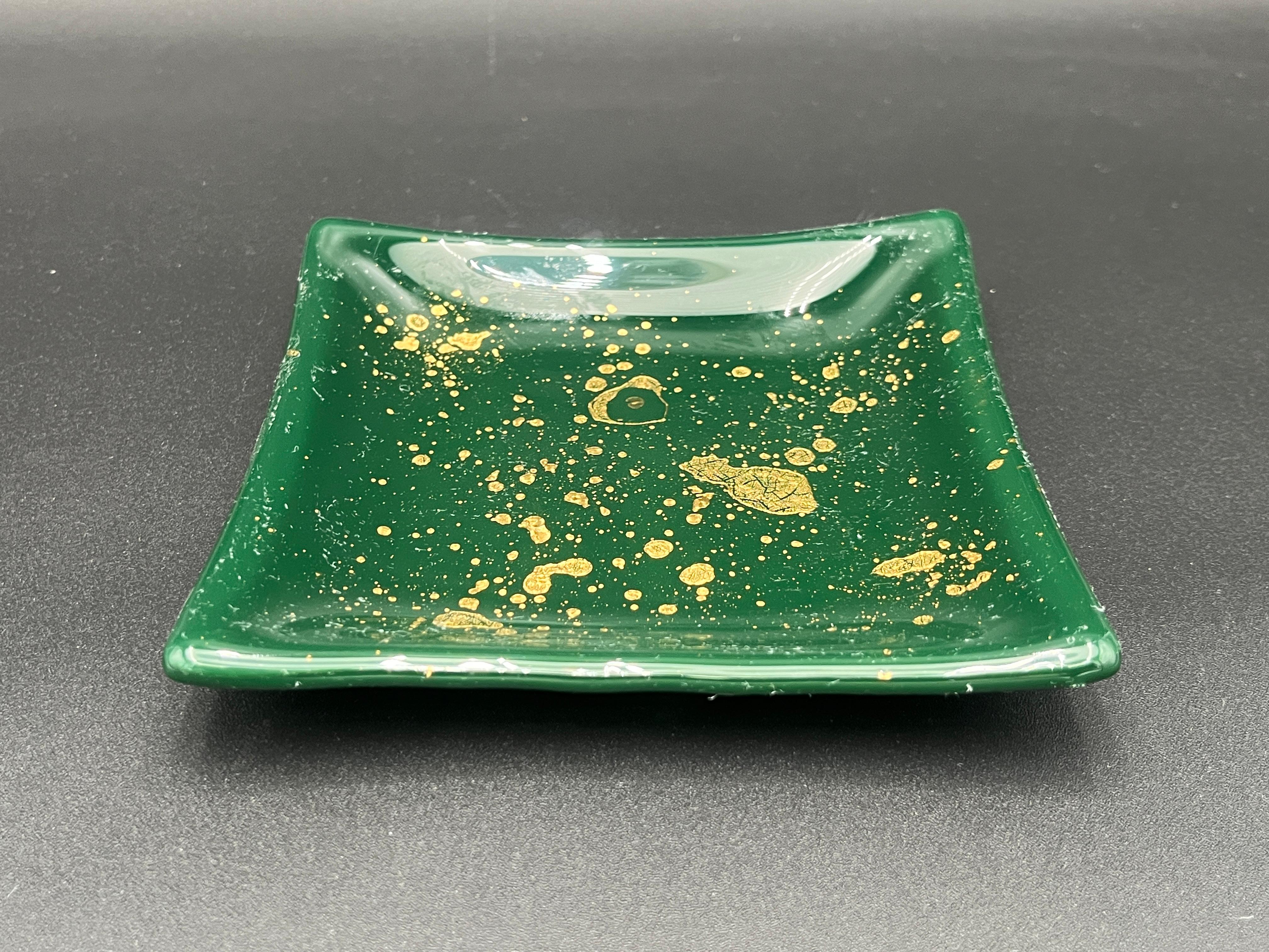 This gold-accented glass dish is perfect for serving, displaying, or simply as a decorative accent. The luxurious gold splatter adds a touch of elegance and sophistication, making it an ideal addition to modern, minimalist, or eclectic interiors.
