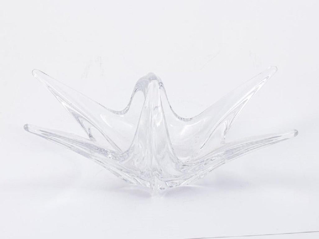 This Modern Handkerchief Glass Bowl with Handle is a stunning piece of glassware that embodies elegance and sophistication. The crystal clear glass reflects light beautifully, creating a mesmerizing display of colors. The four-pointed decorative