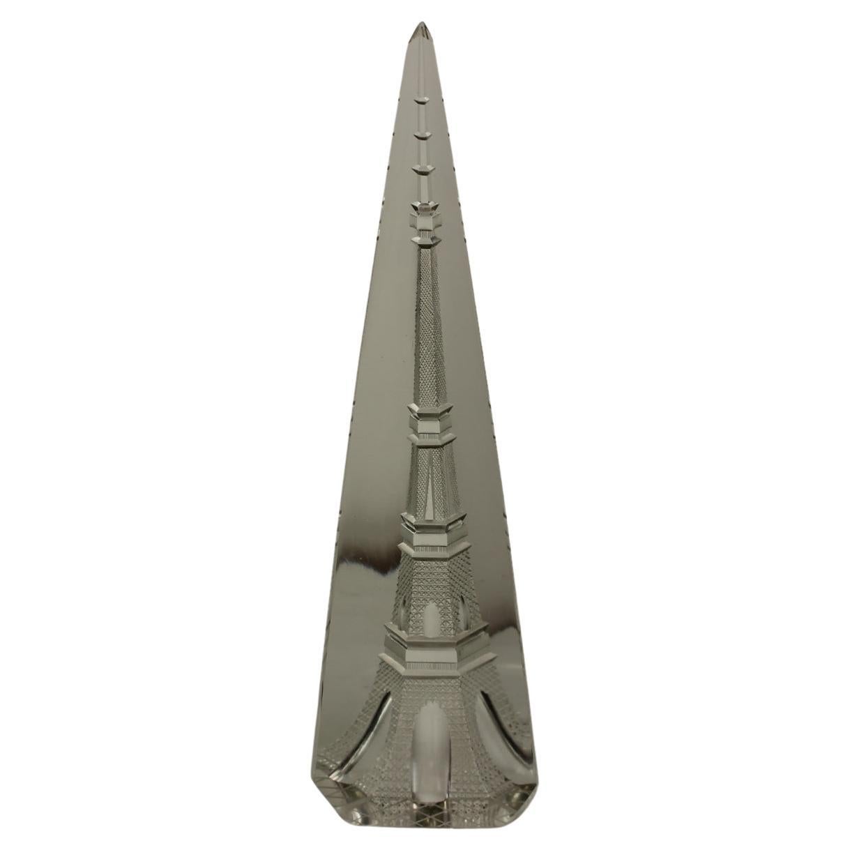 Einzigartiger dekorativer Eiffelturm, komplett aus Glas gefertigt.
Hergestellt in den 1980er Jahren, in der Tschechoslowakei.
Vollständig aus Glas gefertigt.
In gutem Zustand, alles original.
Gereinigt.

