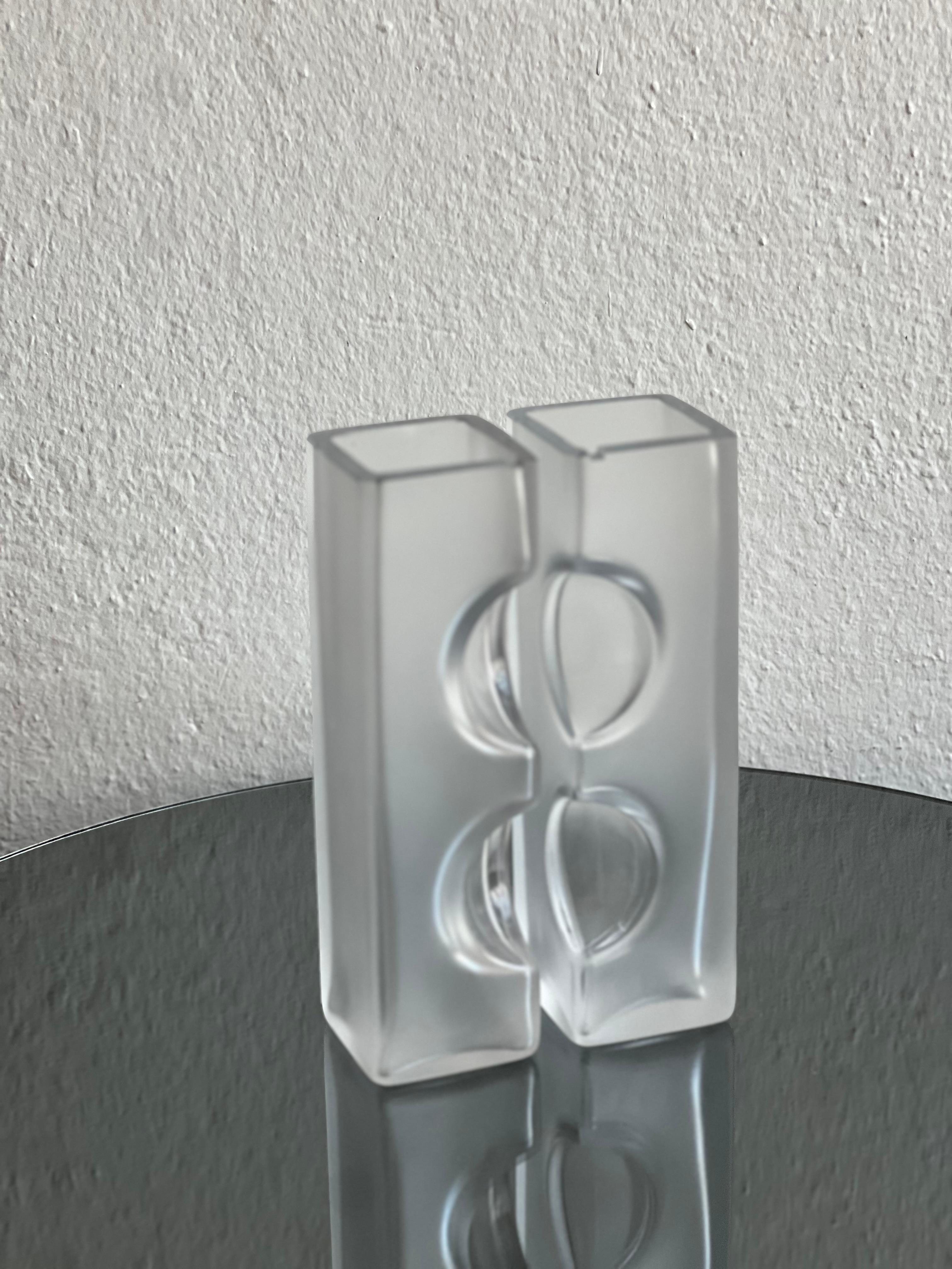 Scultura in vetro trasparente realizzata probabilmente nel nord Europa, forse in Finlandia.
Questo notevole centrotavola in vetro con  angoli lisci  parallelepipedo  e mezza sfera su un lato  in vetro trasparente e leggermente smerigliato  creando