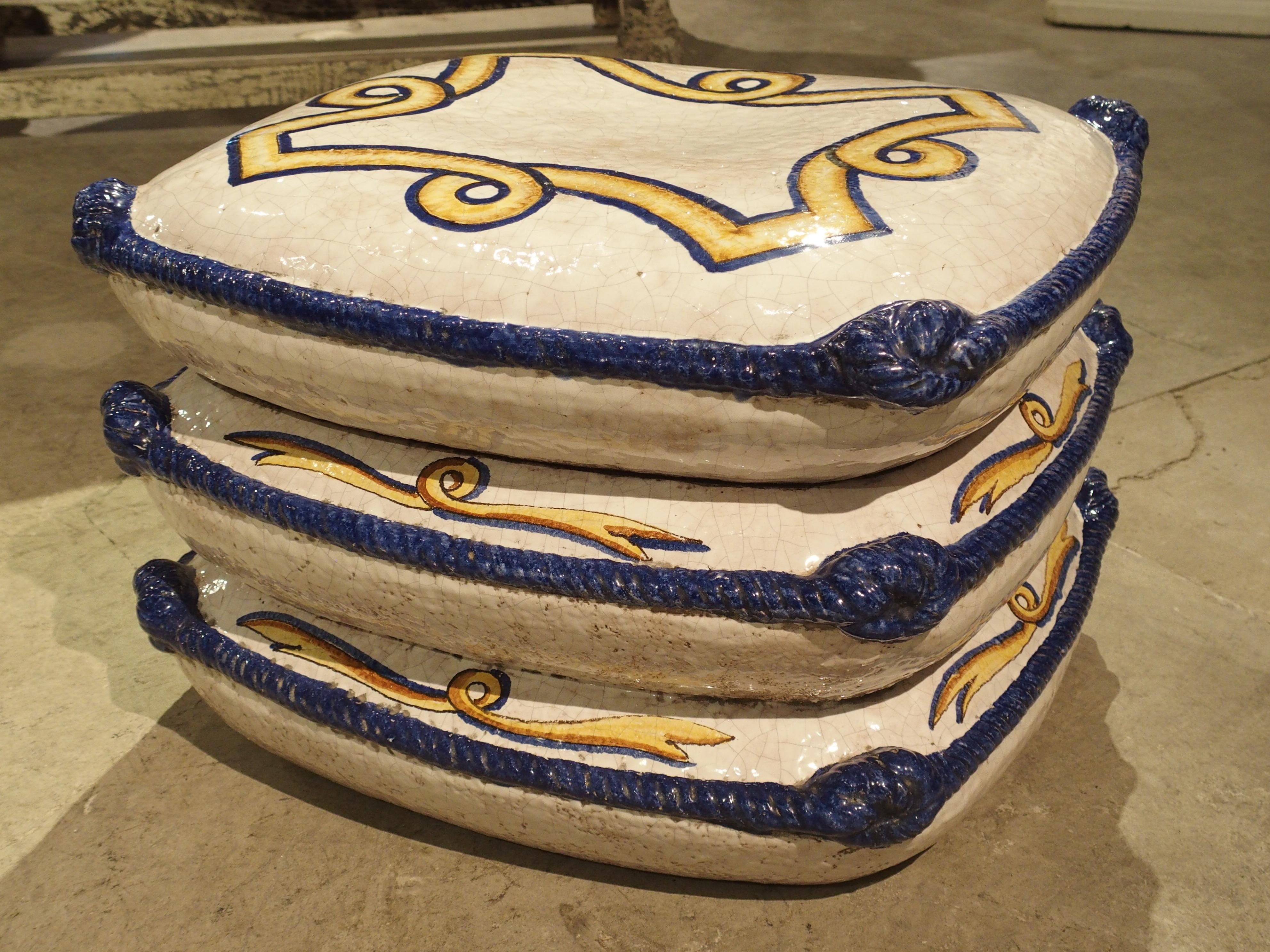 Pile de coussins décoratifs en terre cuite vernie d'Italie:: années 1940 5