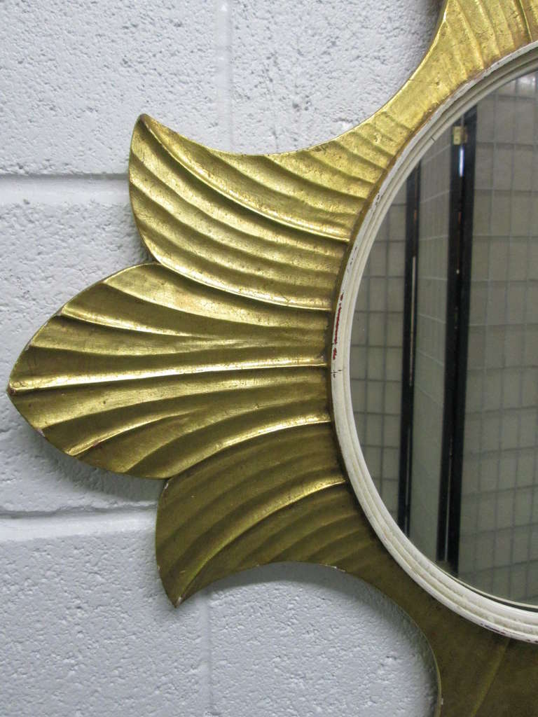Miroir décoratif doré à l'or fin. Style Hollywood Regency.
Mesures globales : 31