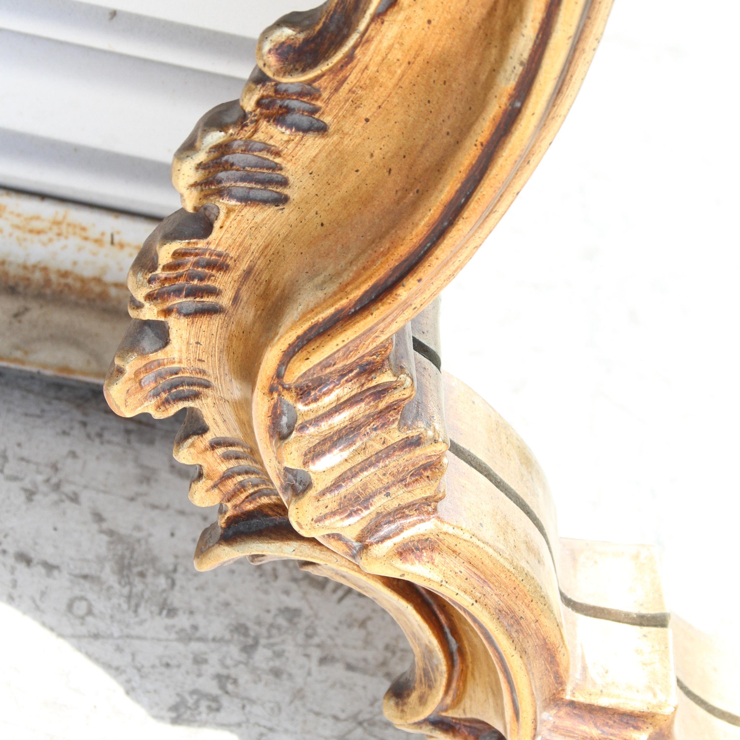 20ième siècle Miroir décoratif en bois à feuilles d'or en vente