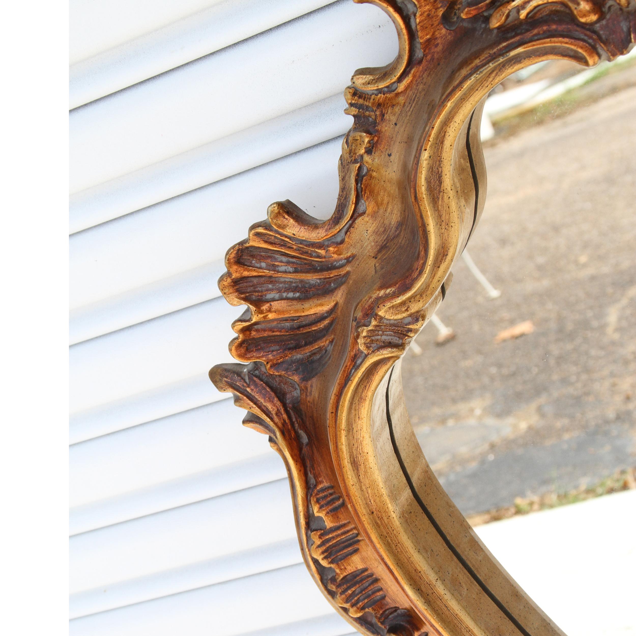 Plaqué or Miroir décoratif en bois à feuilles d'or en vente