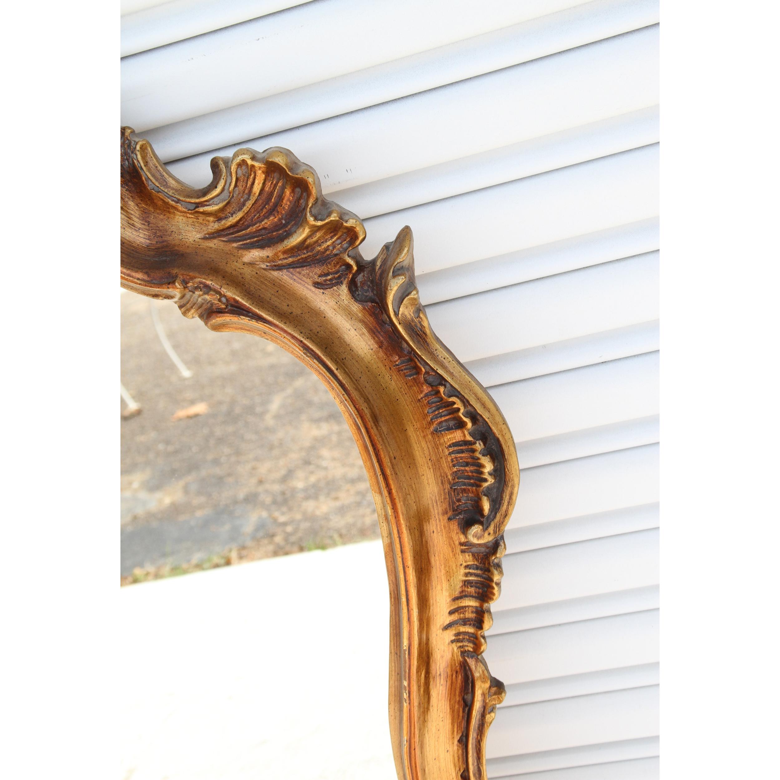 Miroir décoratif en bois à feuilles d'or en vente 1