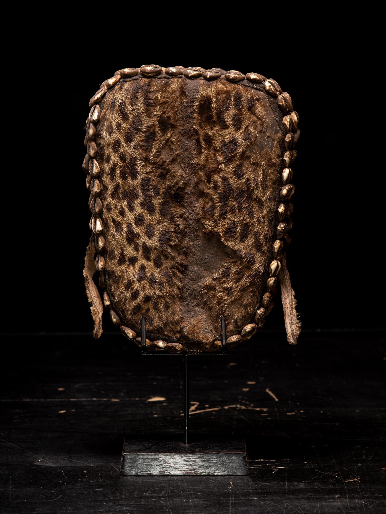 Dekorative Grasland-Leoparden-Maske aus Leopardenleder, Kamee (20. Jahrhundert) im Angebot