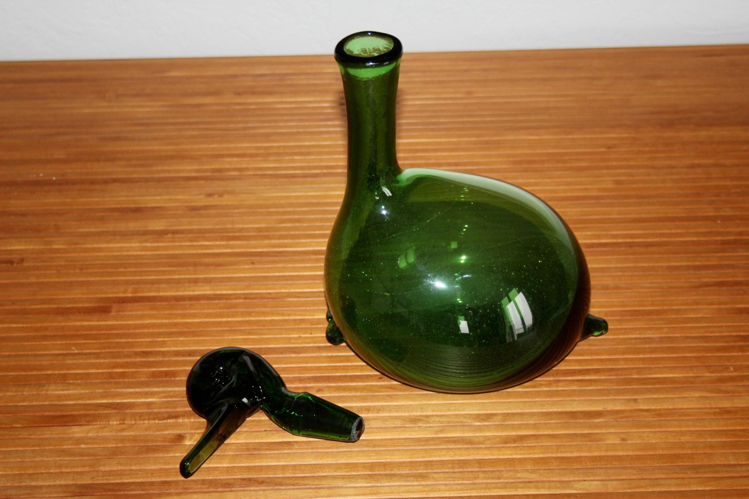 Vetro Brocca decorativa in vetro verde in vendita