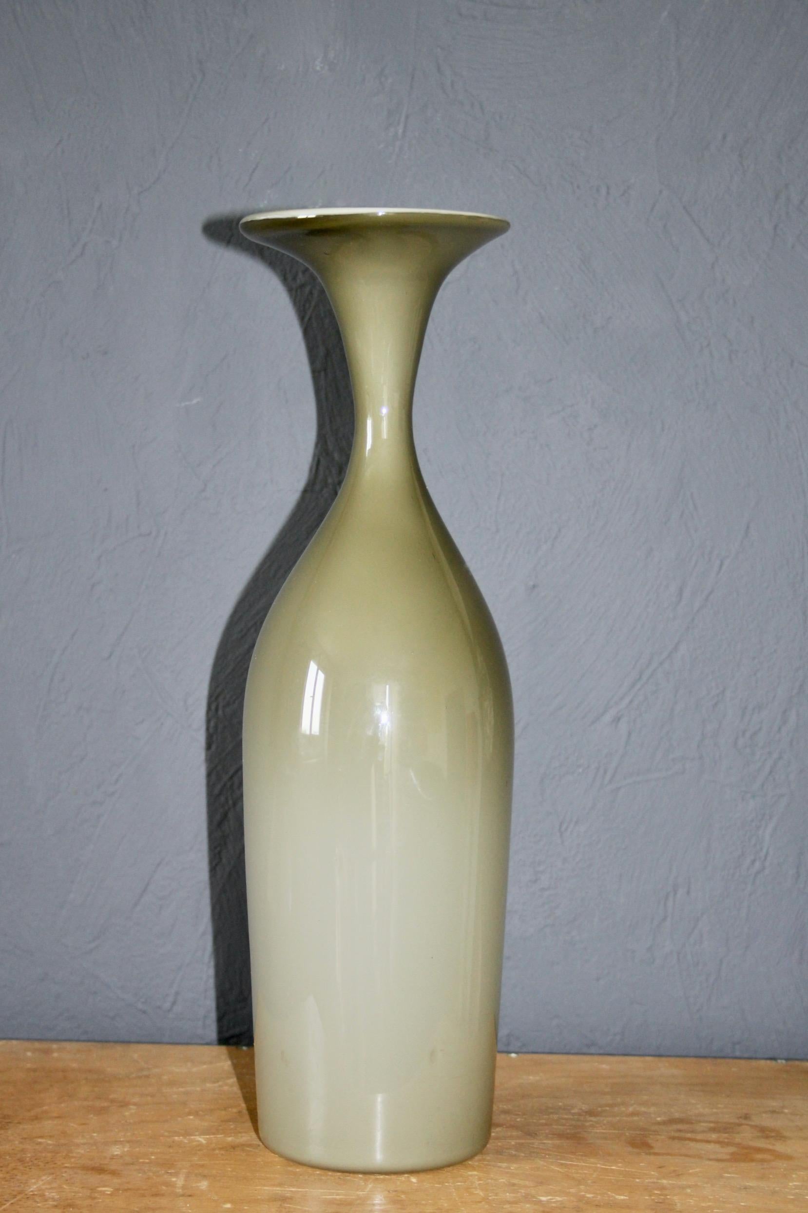 Decorative green glass vase In Good Condition For Sale In grand Lancy, CH