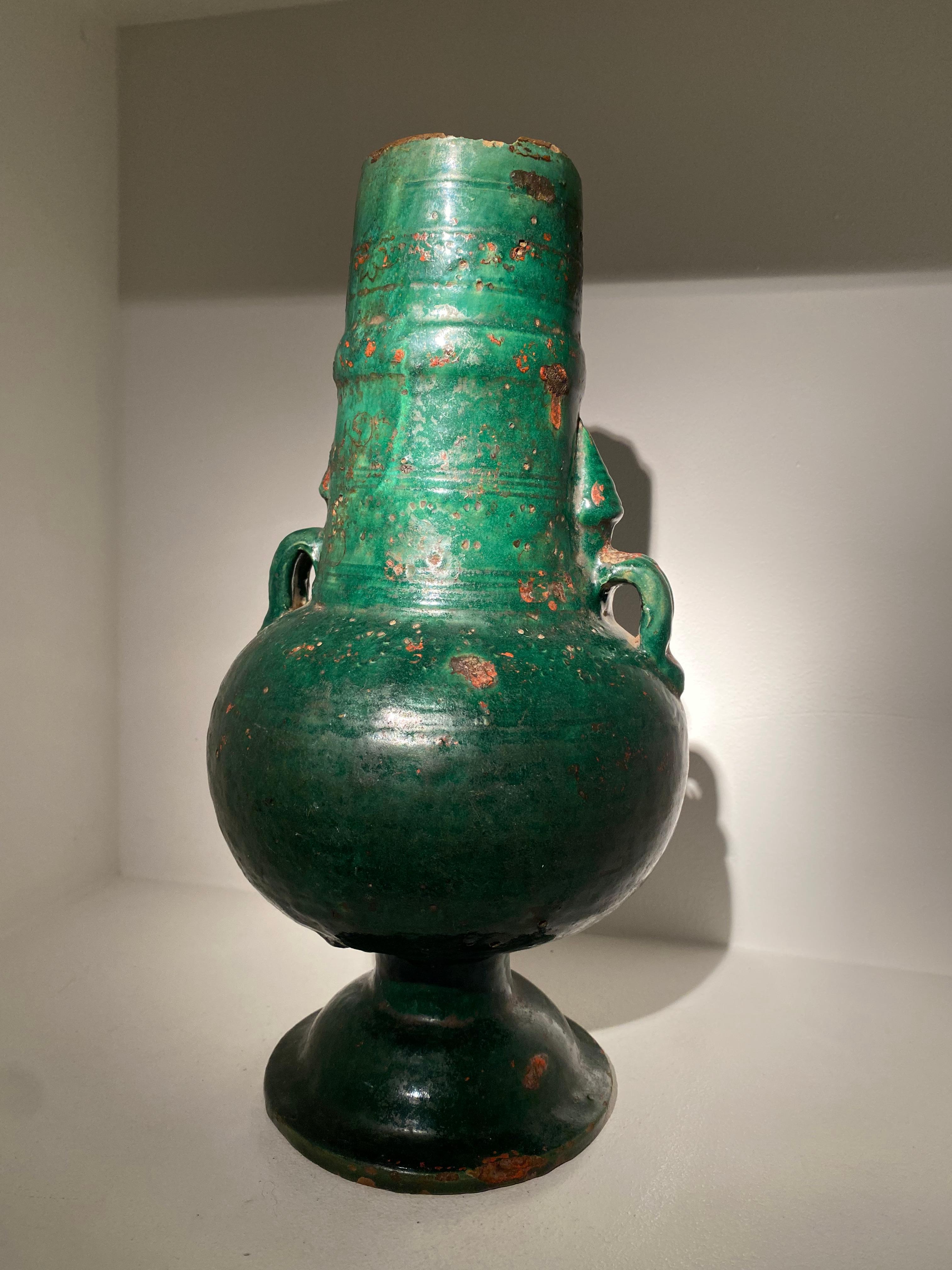 Magnifique vase émaillé vert du Yémen,
Bonne vieille patine, belle forme élégante
A partir de 1890 environ.