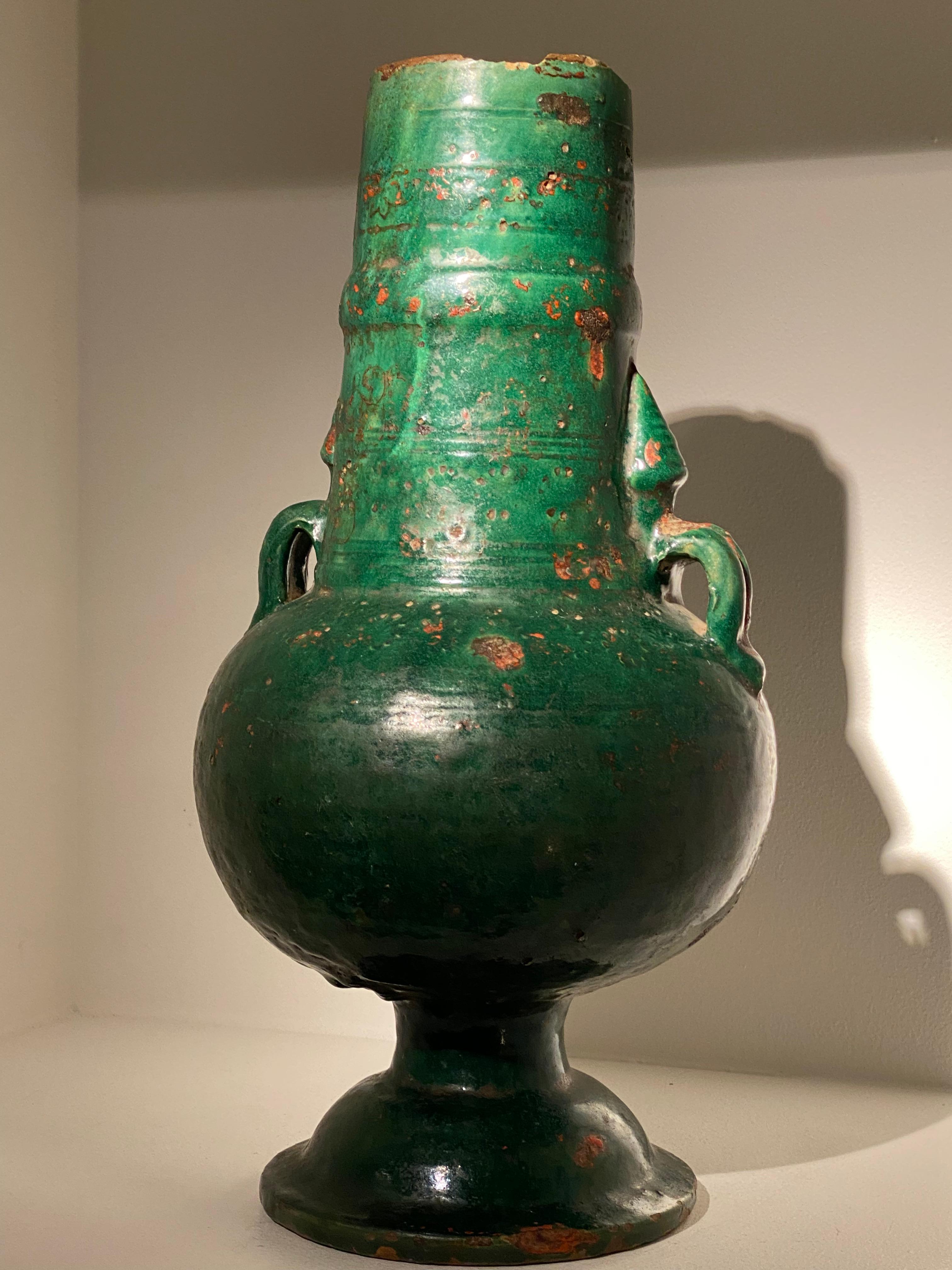 Dekoratives grünes glasiertes Glasgefäß aus dem Orient, Yemen (Spätes 19. Jahrhundert) im Angebot