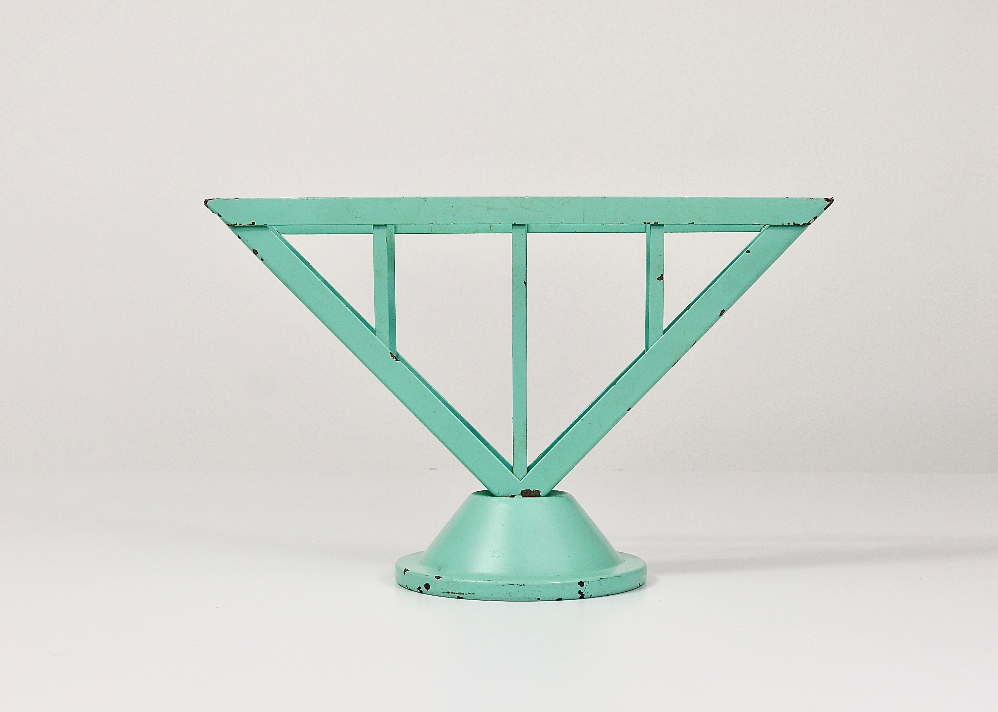 An iconic sheet metal Bauhaus napkin stand 7 holder from the early 1930s in light-green / pastel-green. Designed by Marianne Brandt (1893-1983), manufactured by Ruppel Werke, Ruppelwerke in Gotha, Germany. In very good original condition with