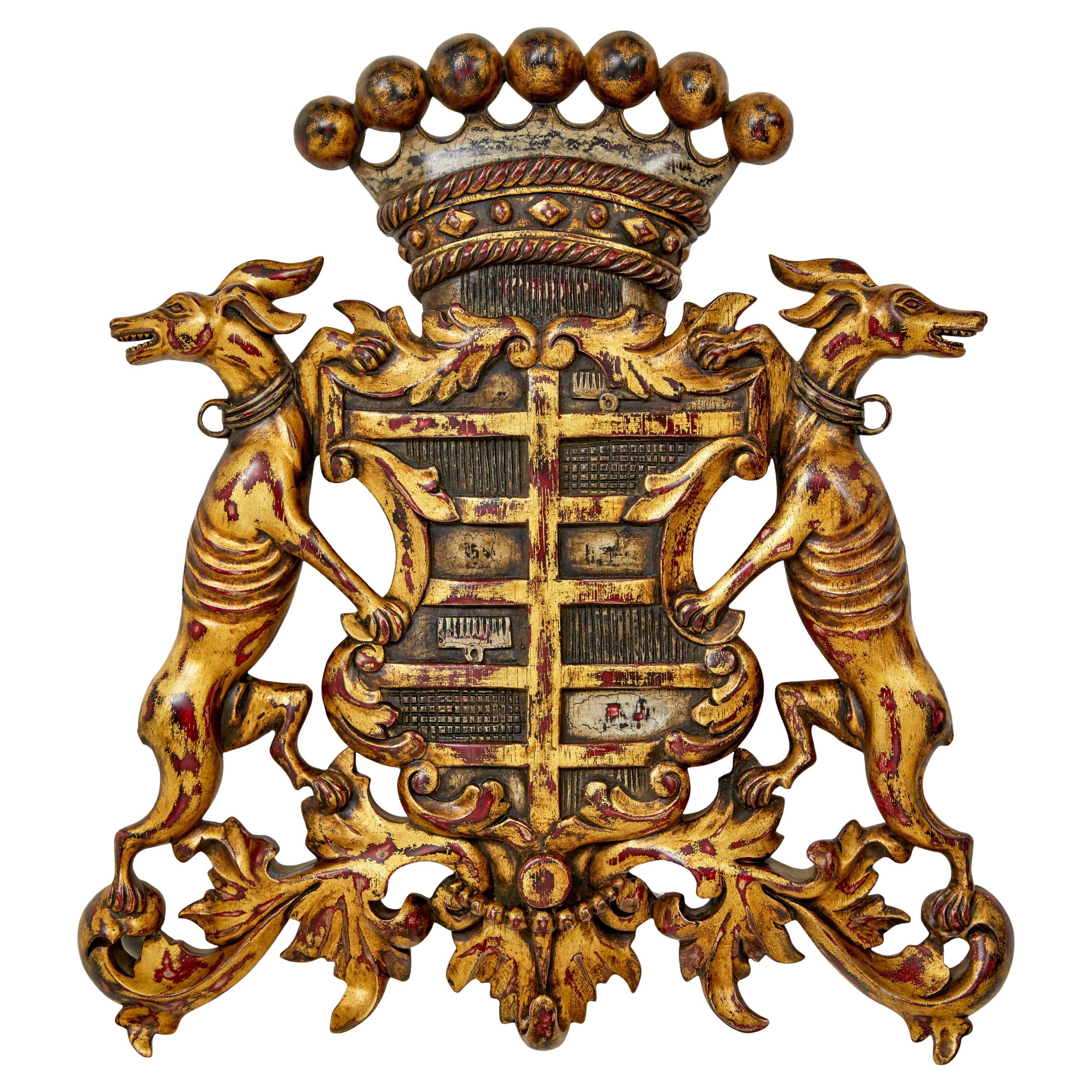 Stemma araldico decorativo del levriero intagliato a mano