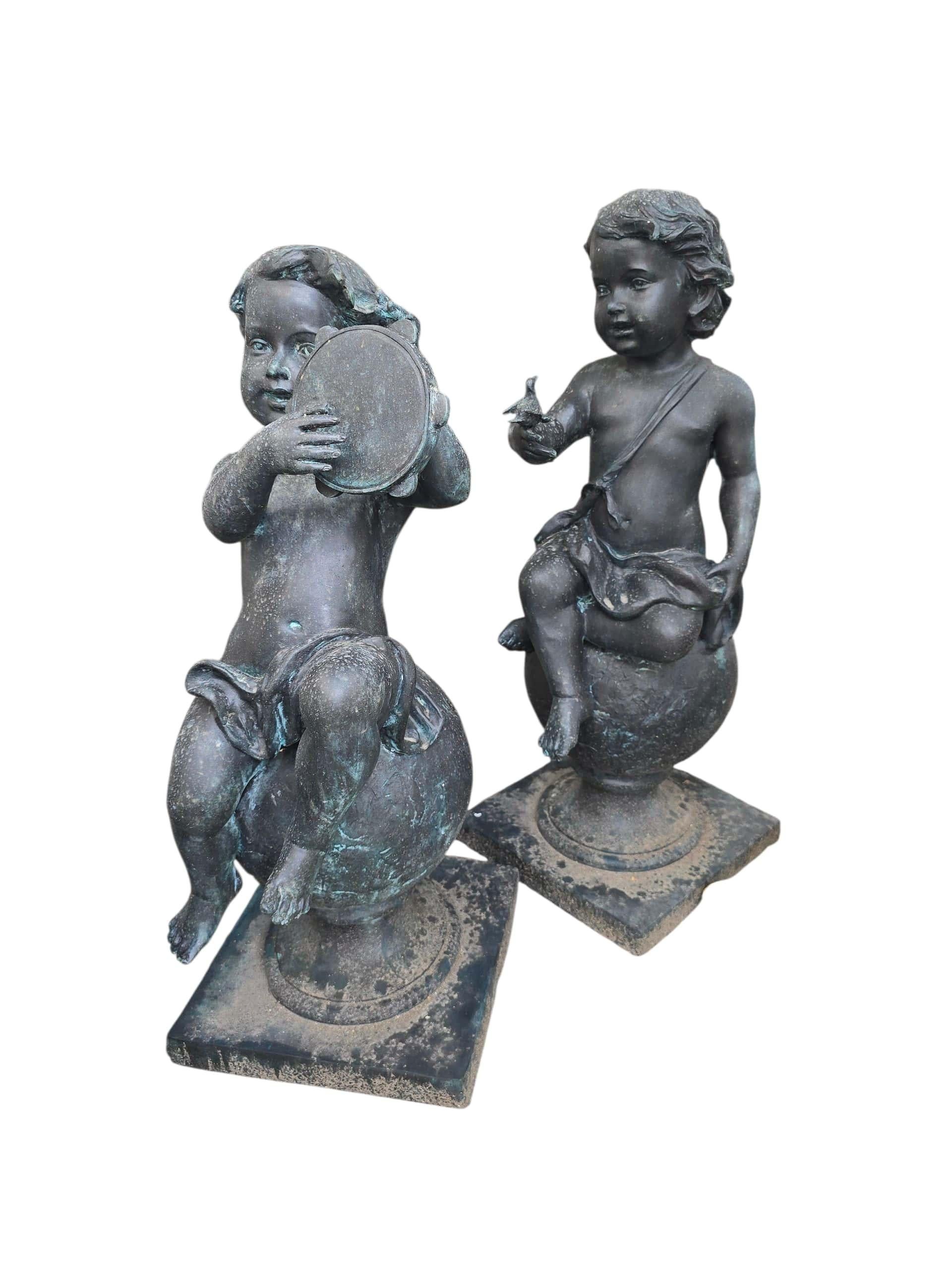 Encantador grupo de cuatro esculturas de querubines de bronce, cada una de ellas representada tocando un instrumento musical. Fabricadas en el siglo XX, estas figuras decorativas están diseñadas para ser expuestas al aire libre y captan el espíritu