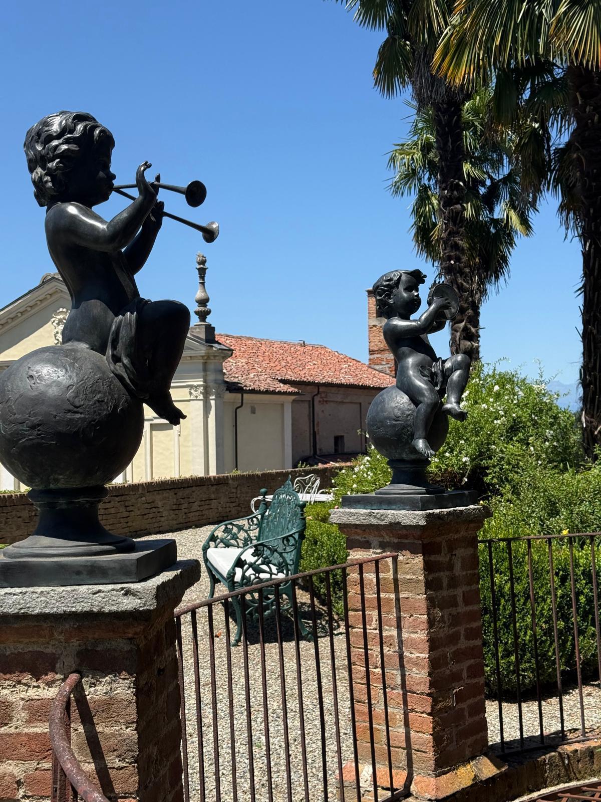 Grupo decorativo de cuatro querubines musicales de bronce para jardín, Siglo XX finales del siglo XX en venta