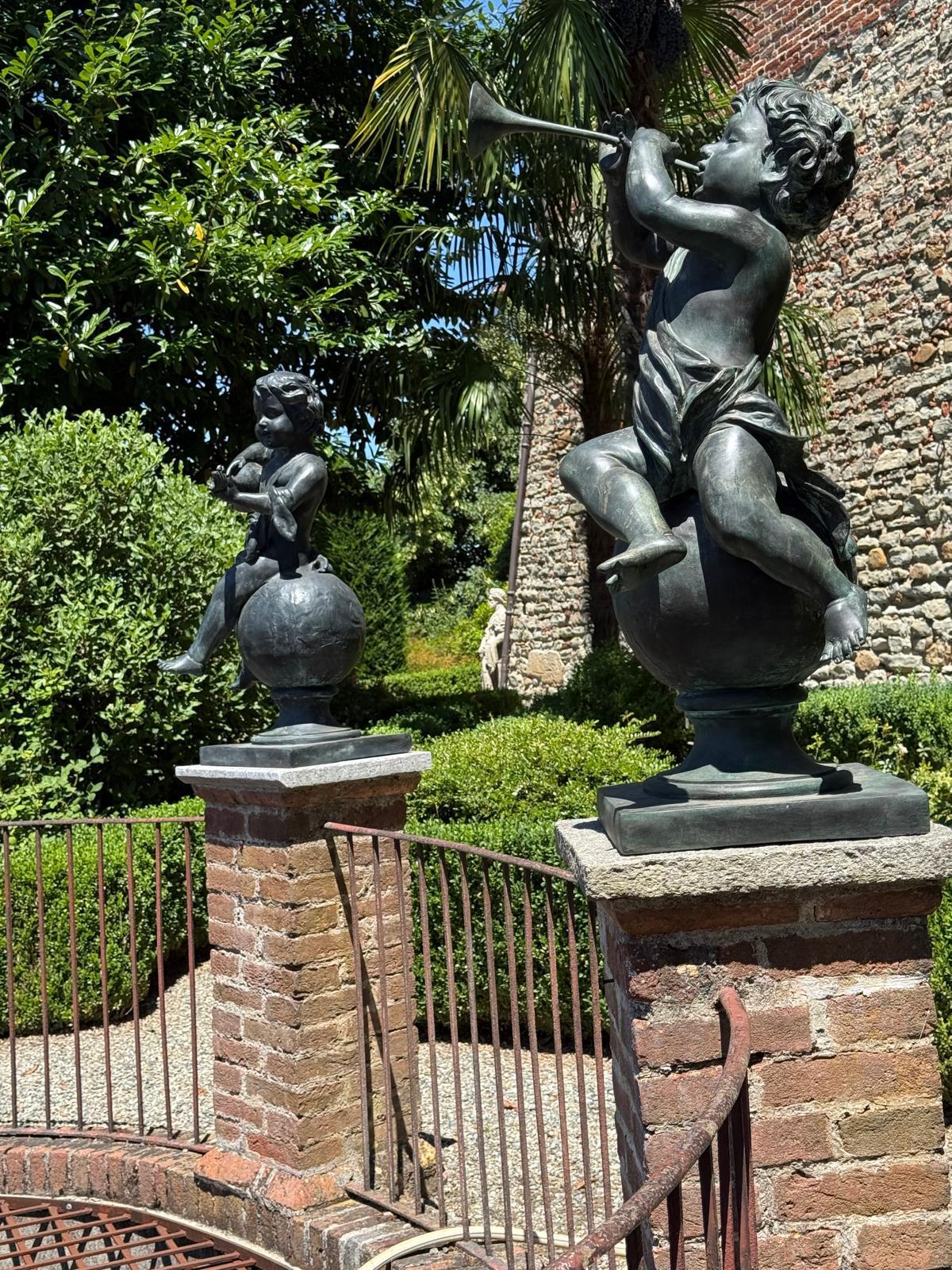 Grupo decorativo de cuatro querubines musicales de bronce para jardín, Siglo XX Bronce en venta