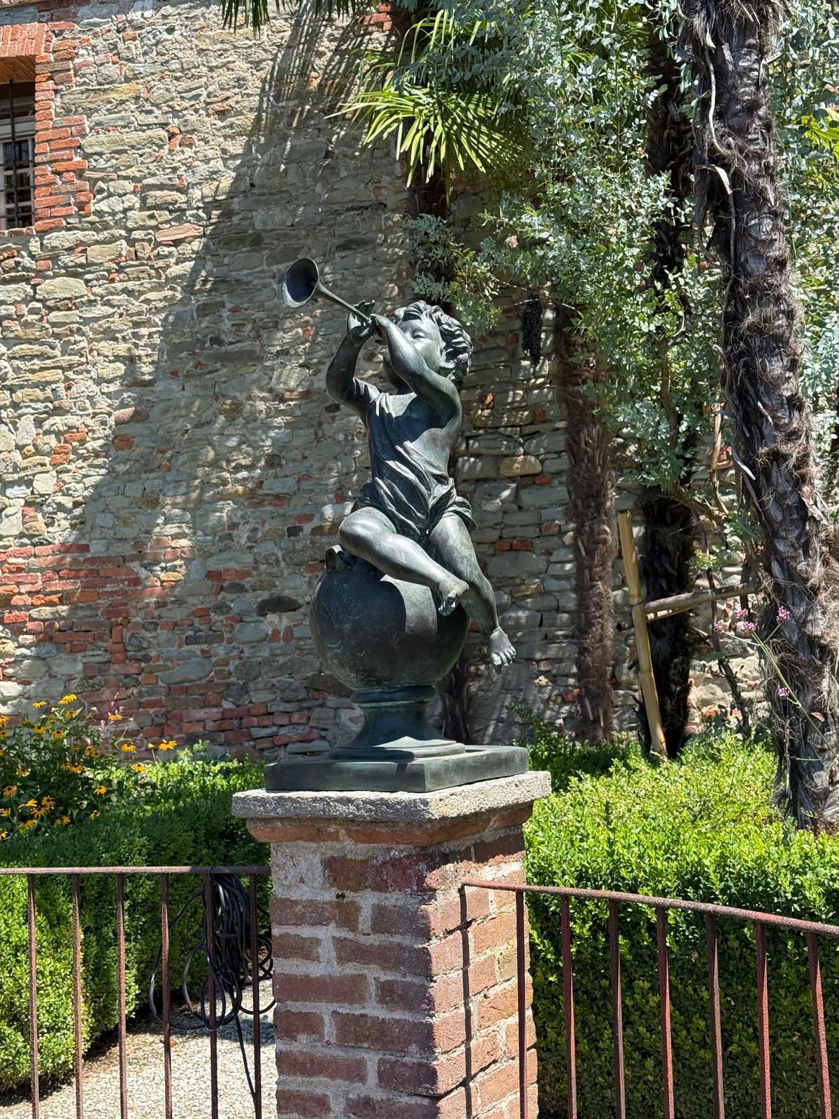 Grupo decorativo de cuatro querubines musicales de bronce para jardín, Siglo XX en venta 2