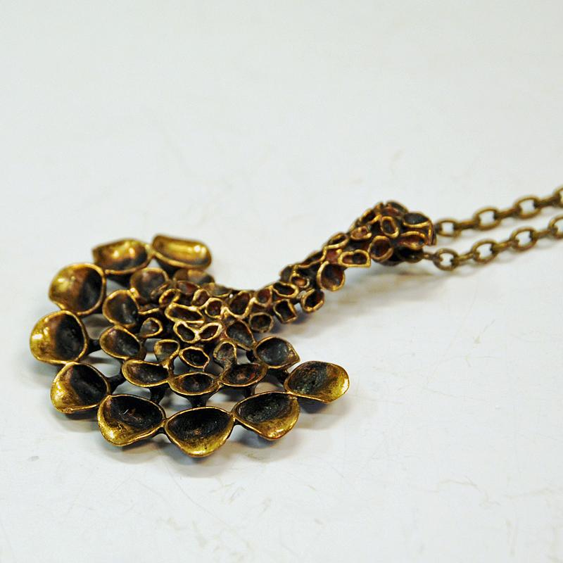 Decorative halfcircle shaped Bronze necklace by Hannu Ikonen, Finland 1970s. In Good Condition For Sale In Stokholm, SE