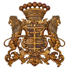 Dekorativer handgeschnitzter heraldischer Wappenmantel