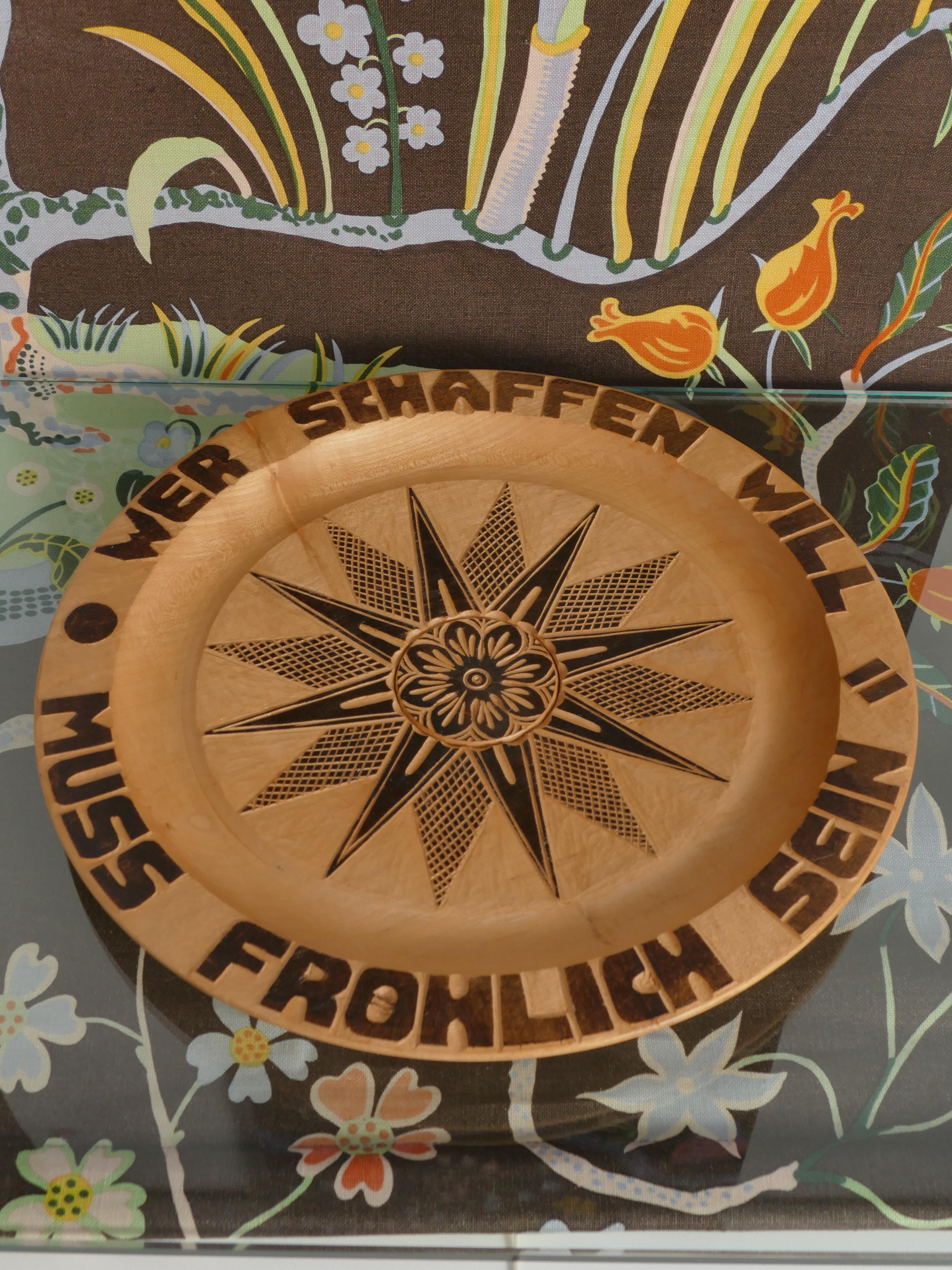 Dekorativer handgeschnitzter Holzteller mit Pyrographie, Deutschland 1960er Jahre (Volkskunst) im Angebot