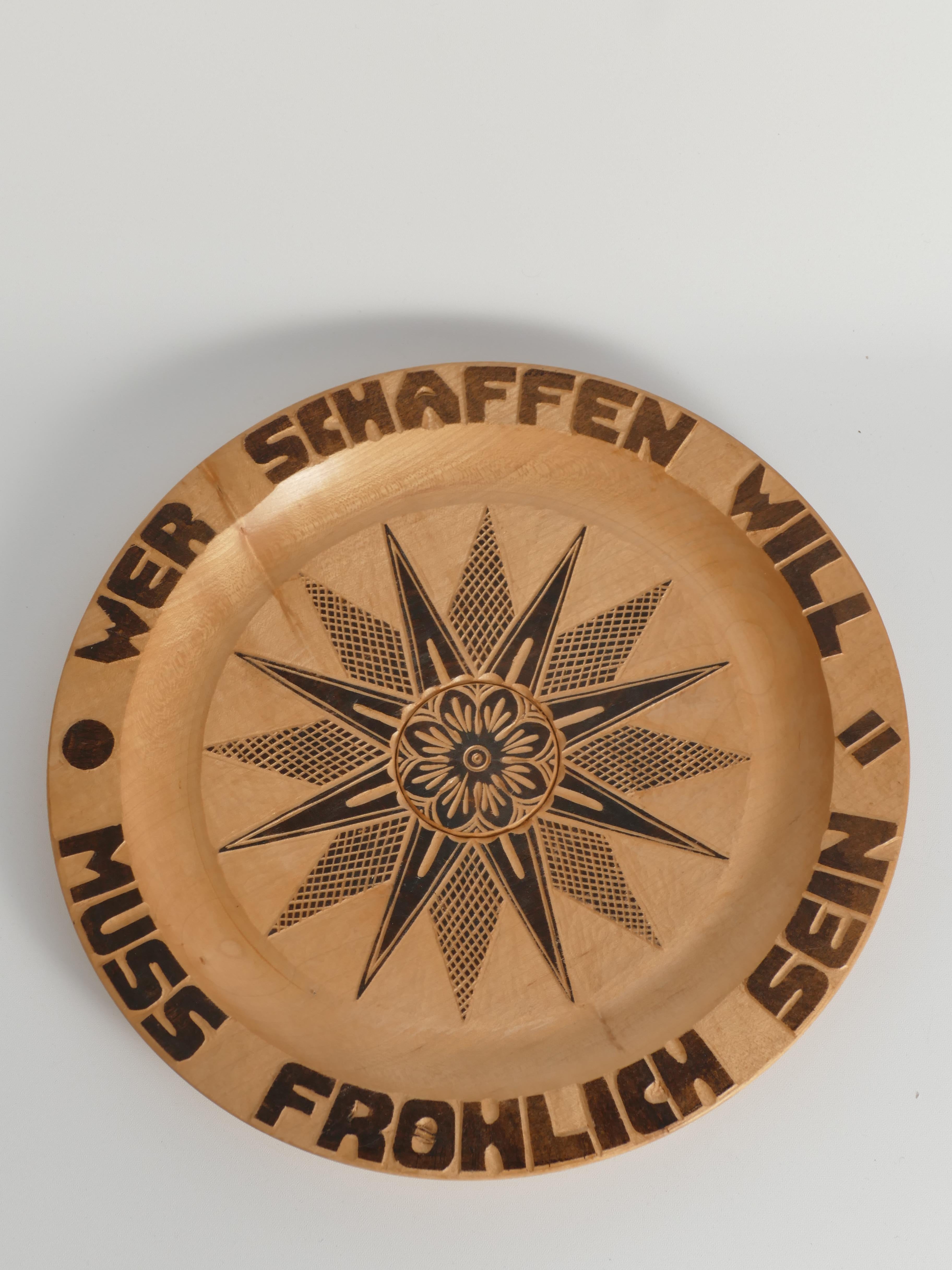 Dekorativer handgeschnitzter Holzteller mit Pyrographie, Deutschland 1960er Jahre (Handgeschnitzt) im Angebot