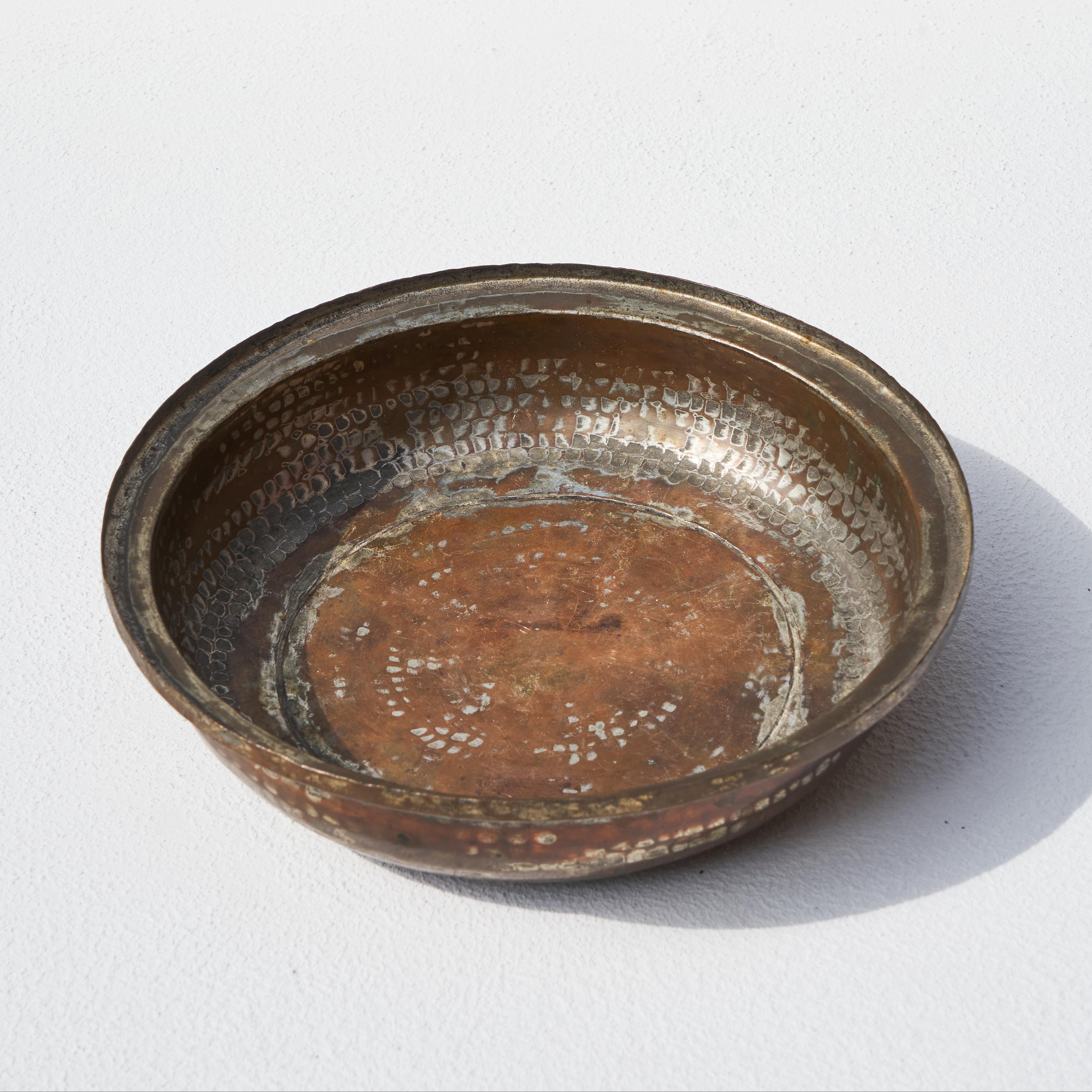 Decorative Bowl, hand hammered and beautifully patinated. Early 20th century.

This is a large decorative bowl, fruit bowl or vide-poche. Hand hammered and shaped. Very decorative and due to the shifting colors, hand hammered surfaces and the