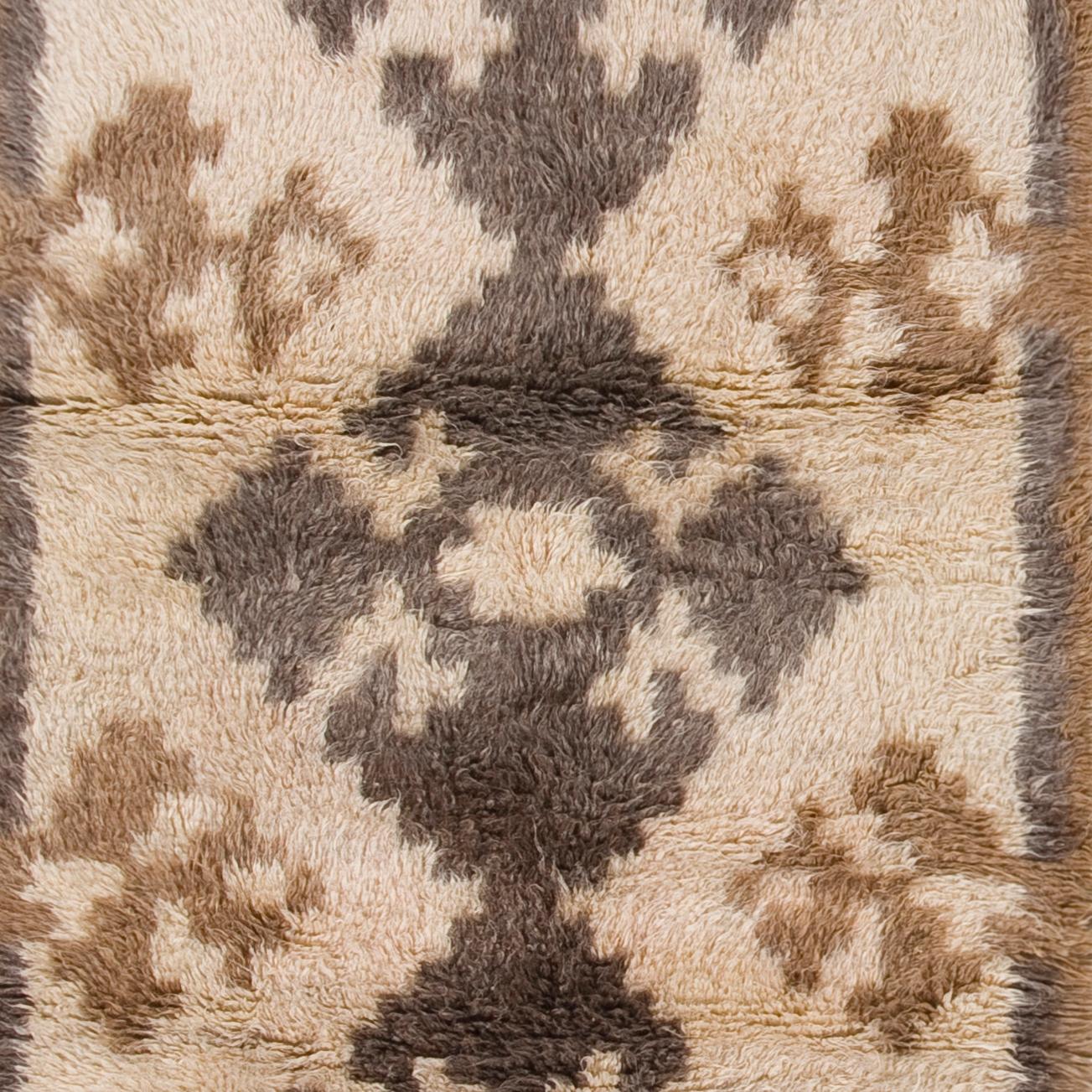 Transforma tu espacio con el discreto lujo de nuestra alfombra Tulu de estilo marroquí anudada a mano, inspirada en los diseños ricos en patrimonio de las tribus Beni Ourain. Esta alfombra es una celebración de la artesanía y la tradición, hecha