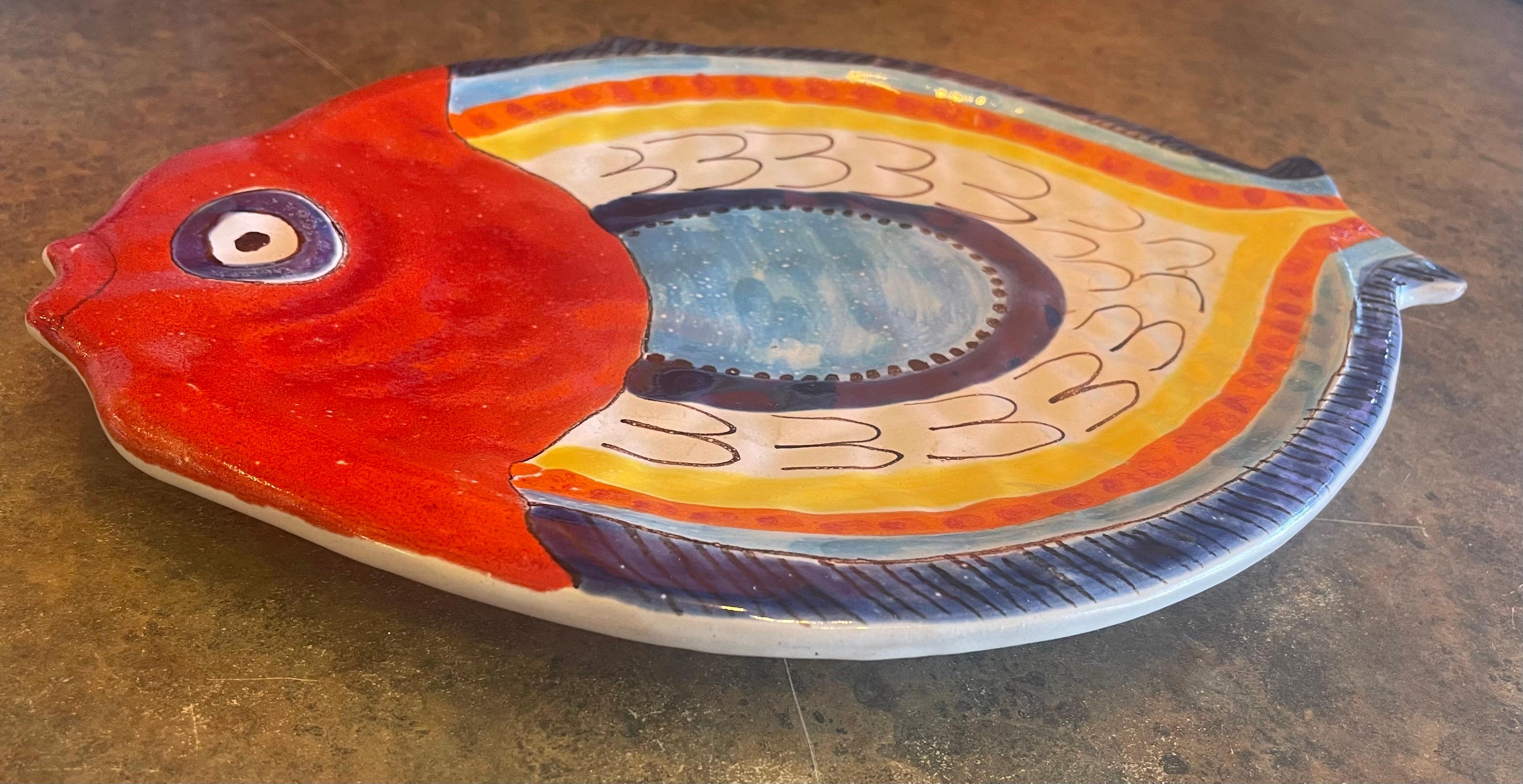 Dekorative, handbemalte Keramik-Fischteller von DeSimone (Handbemalt) im Angebot